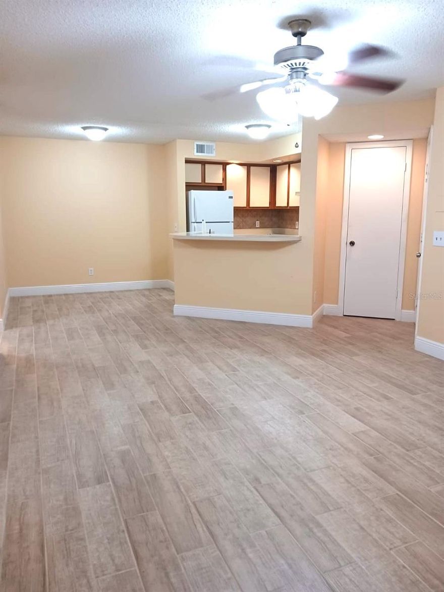 Lovely 1 bedroom, 1 bathroom apartment , 2nd floor in a great location on Semoran Blvd, just 8 minutes from Orlando International Airport, close to restaurants and shops of interest.