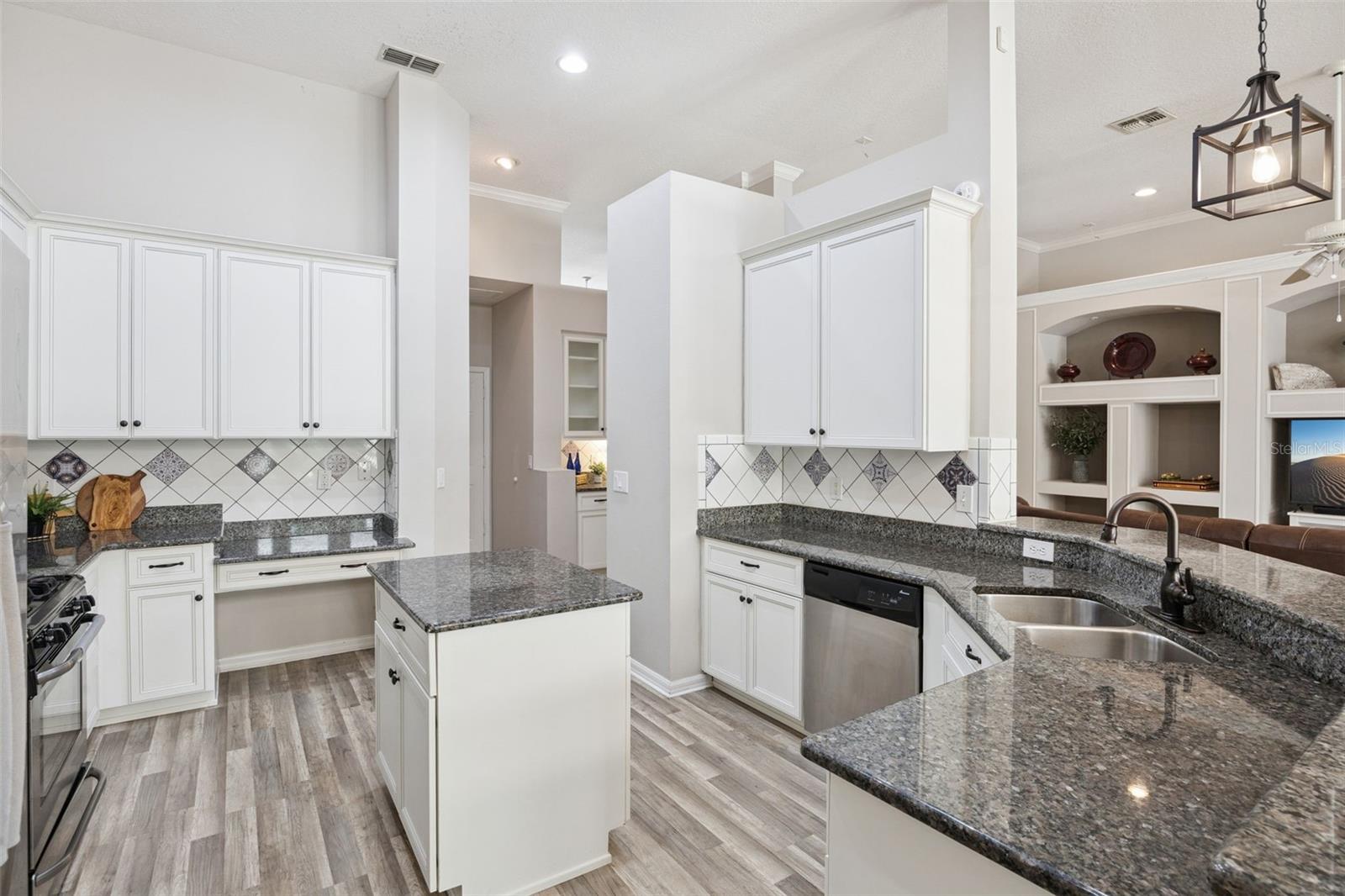 KINGS POINTE - Residential