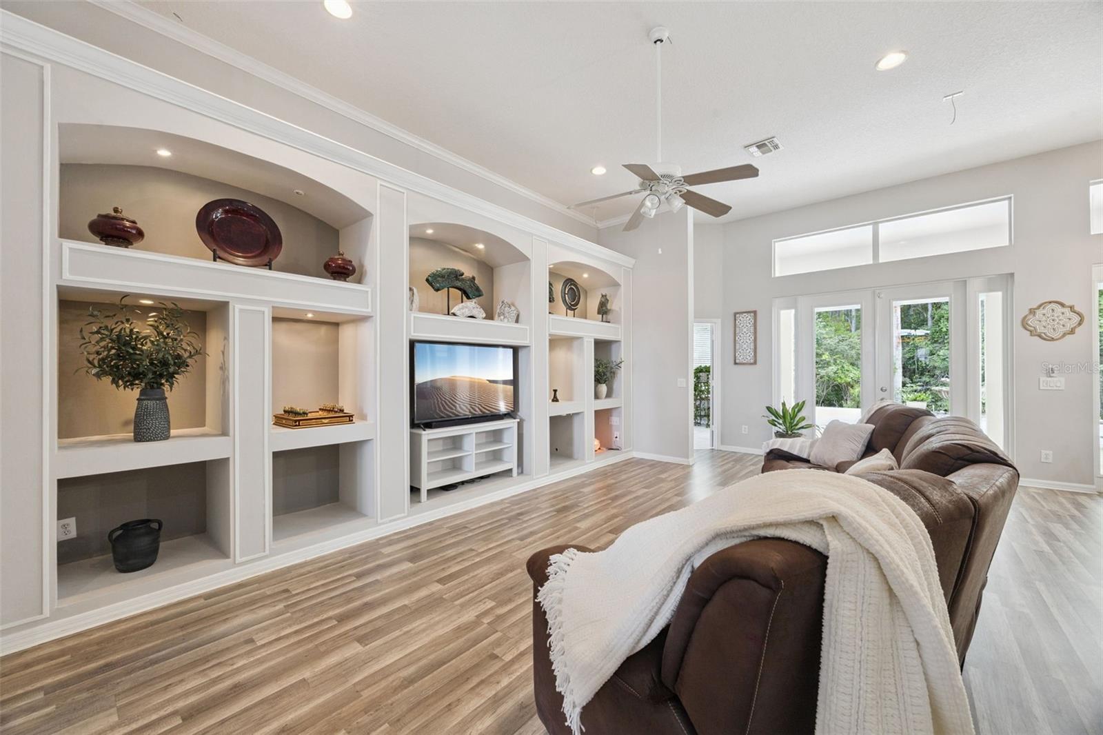 KINGS POINTE - Residential