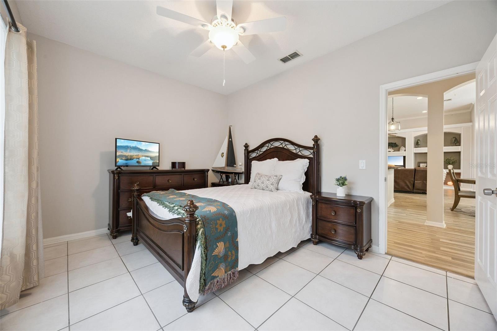 KINGS POINTE - Residential