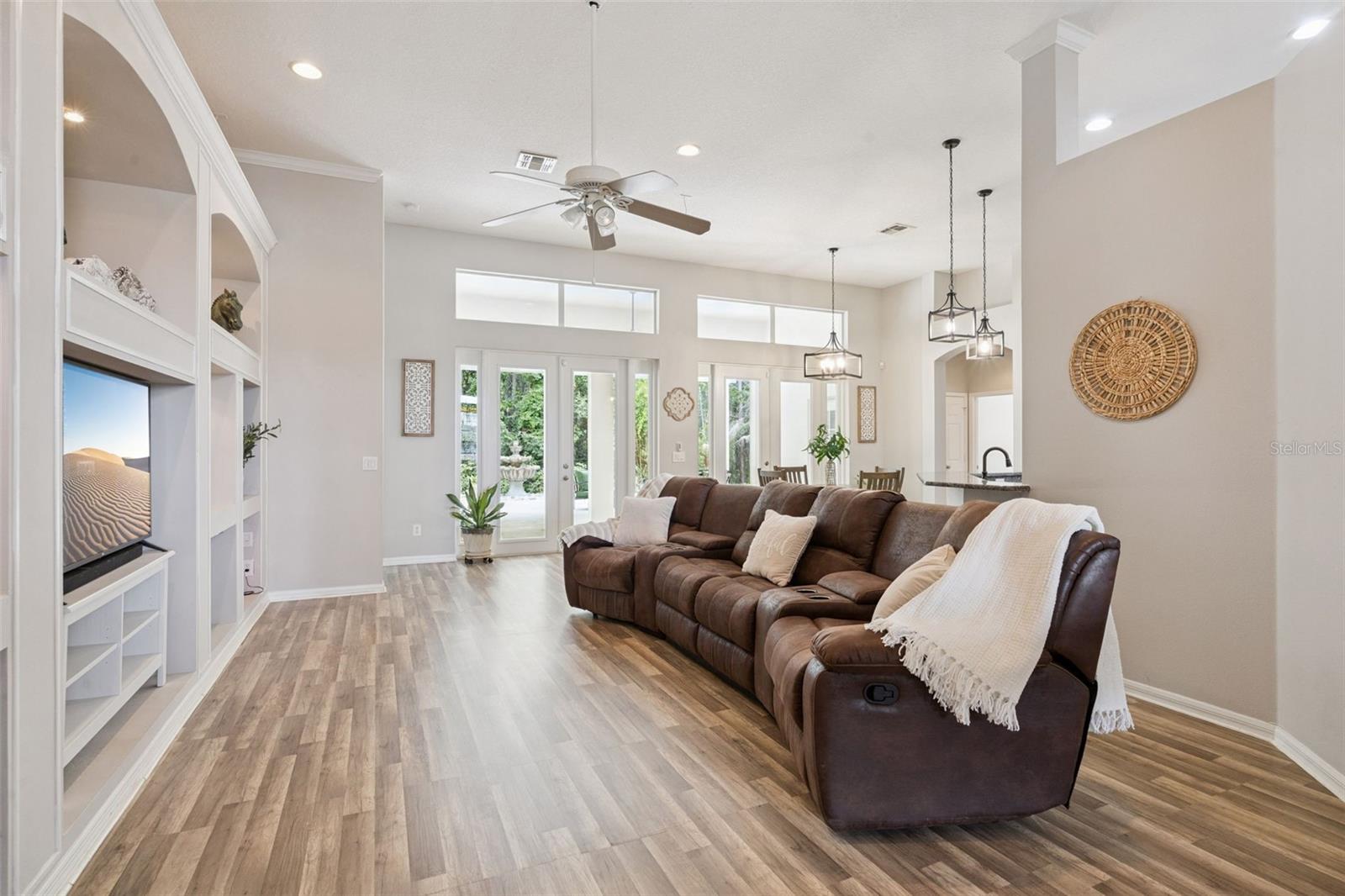 KINGS POINTE - Residential