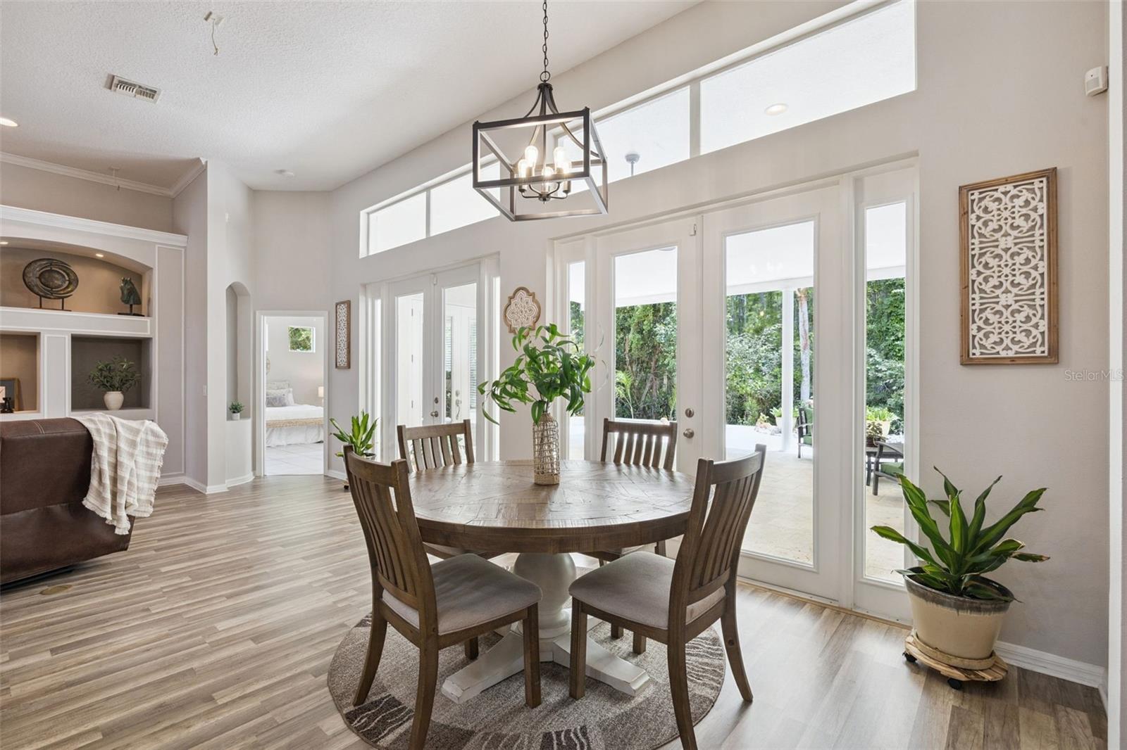 KINGS POINTE - Residential