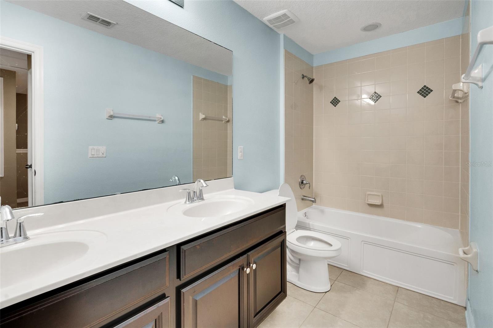 RIVERVIEW TWNHMS PH II - Residential