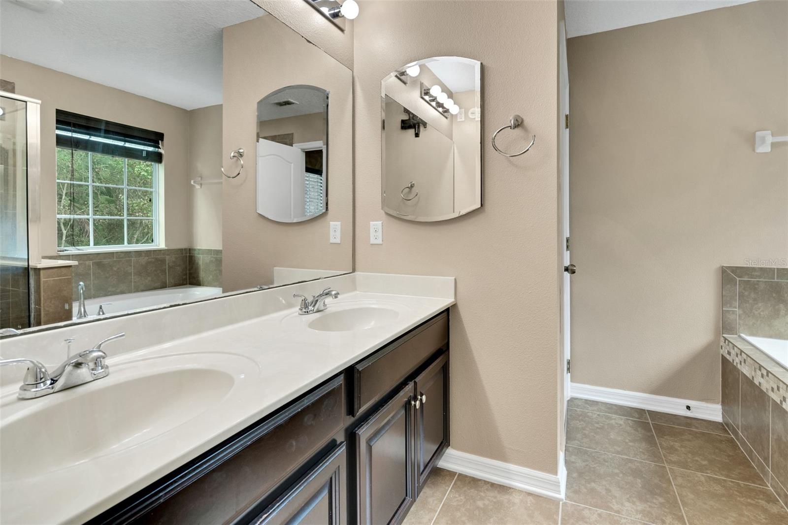 RIVERVIEW TWNHMS PH II - Residential