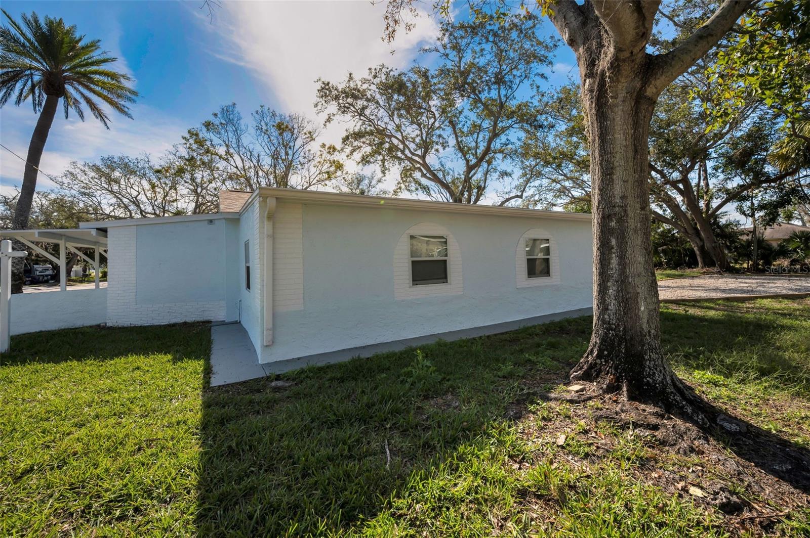 402 PINEAPPLE STREET