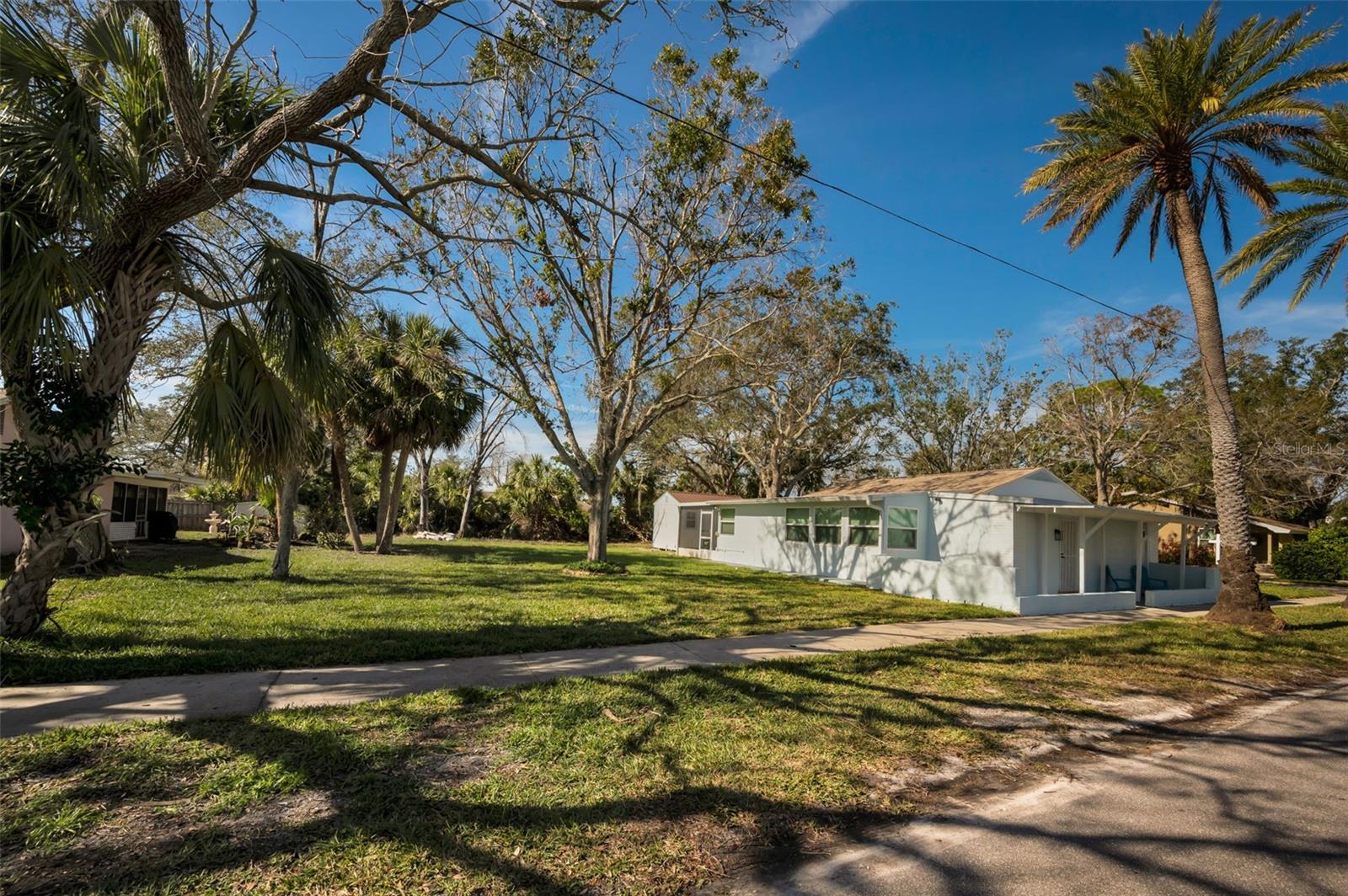 402 PINEAPPLE STREET