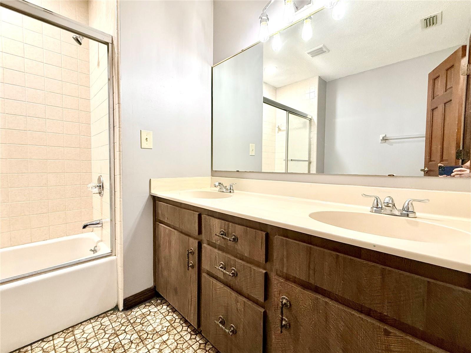 COUNTRY CLUB ESTATES - Residential Lease