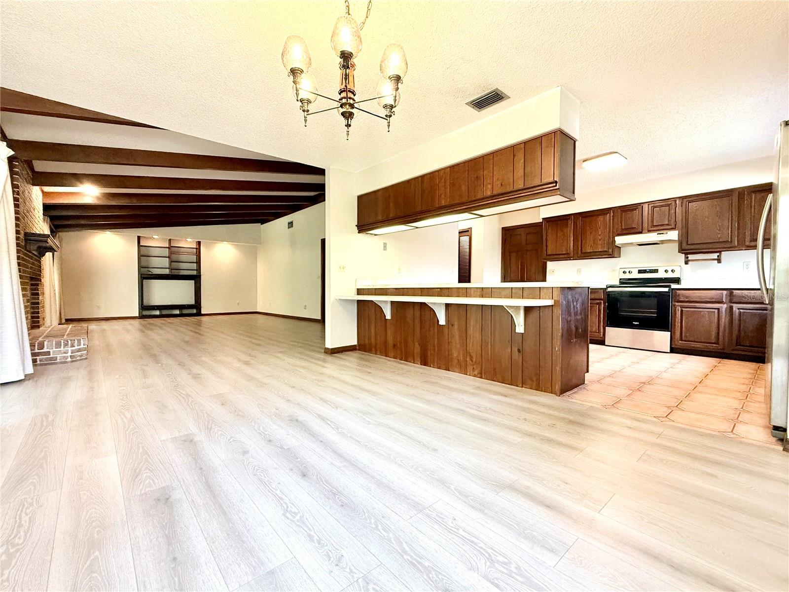 COUNTRY CLUB ESTATES - Residential Lease