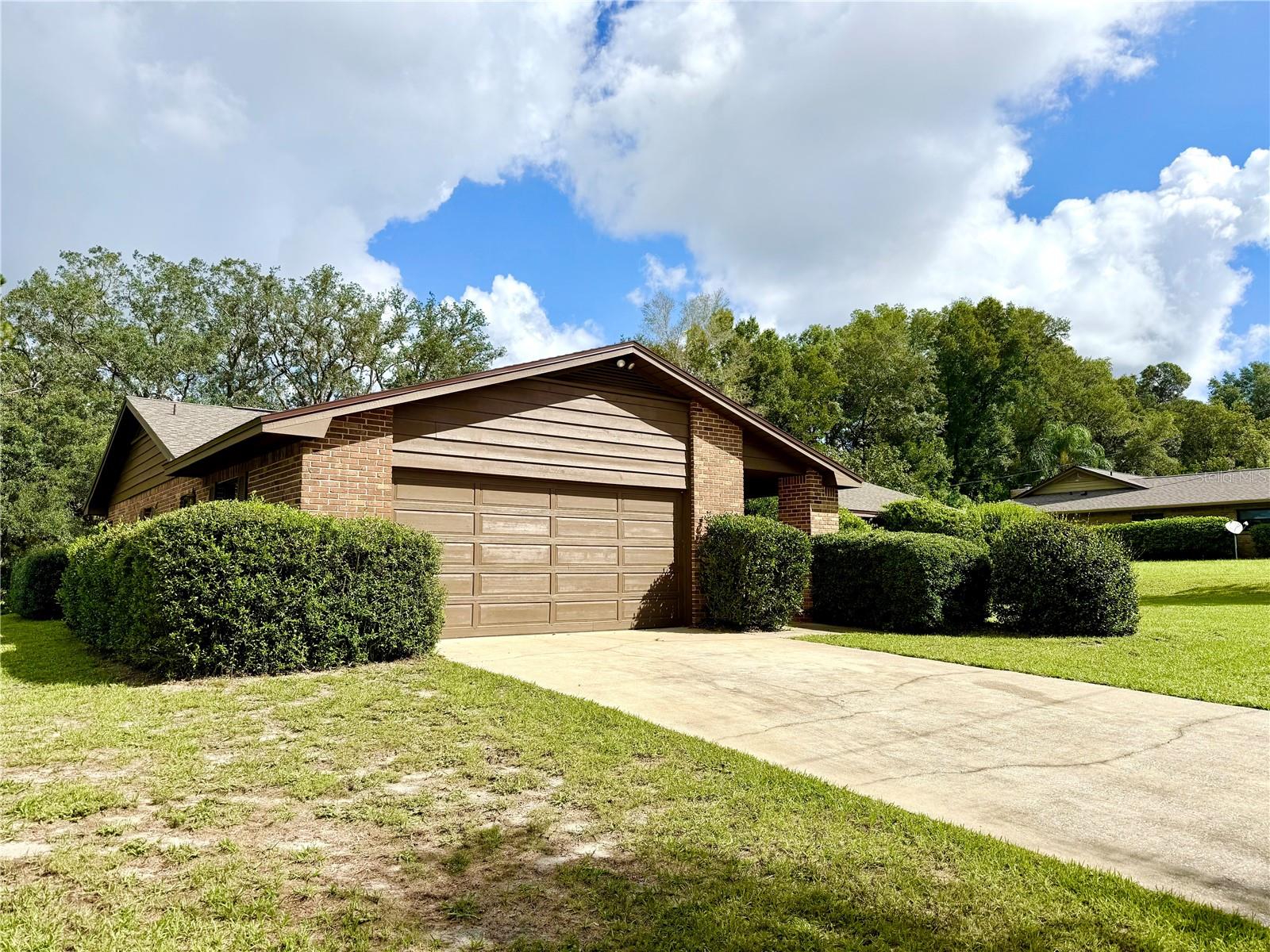 COUNTRY CLUB ESTATES - Residential Lease