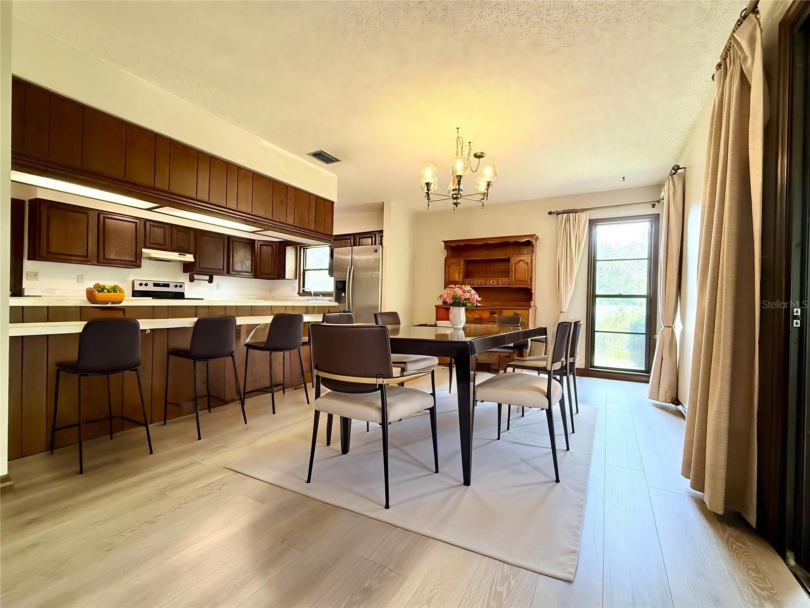 COUNTRY CLUB ESTATES - Residential Lease