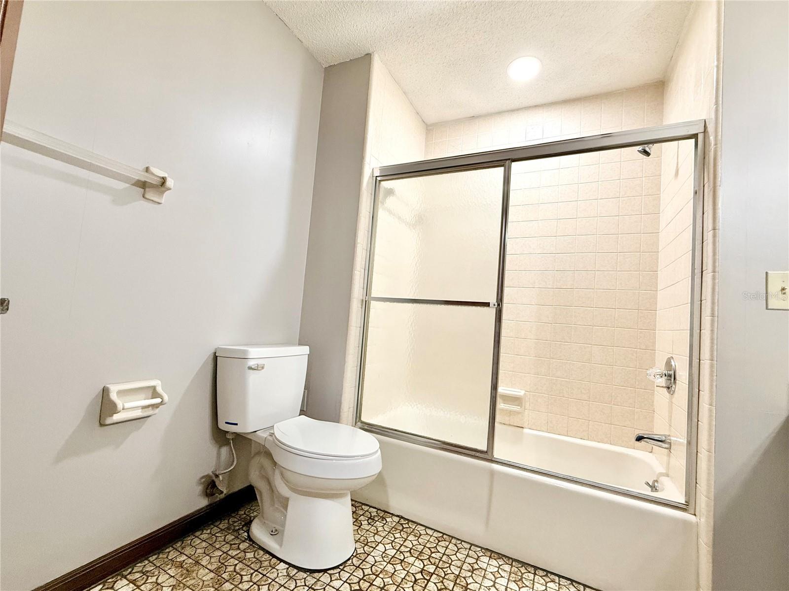 COUNTRY CLUB ESTATES - Residential Lease