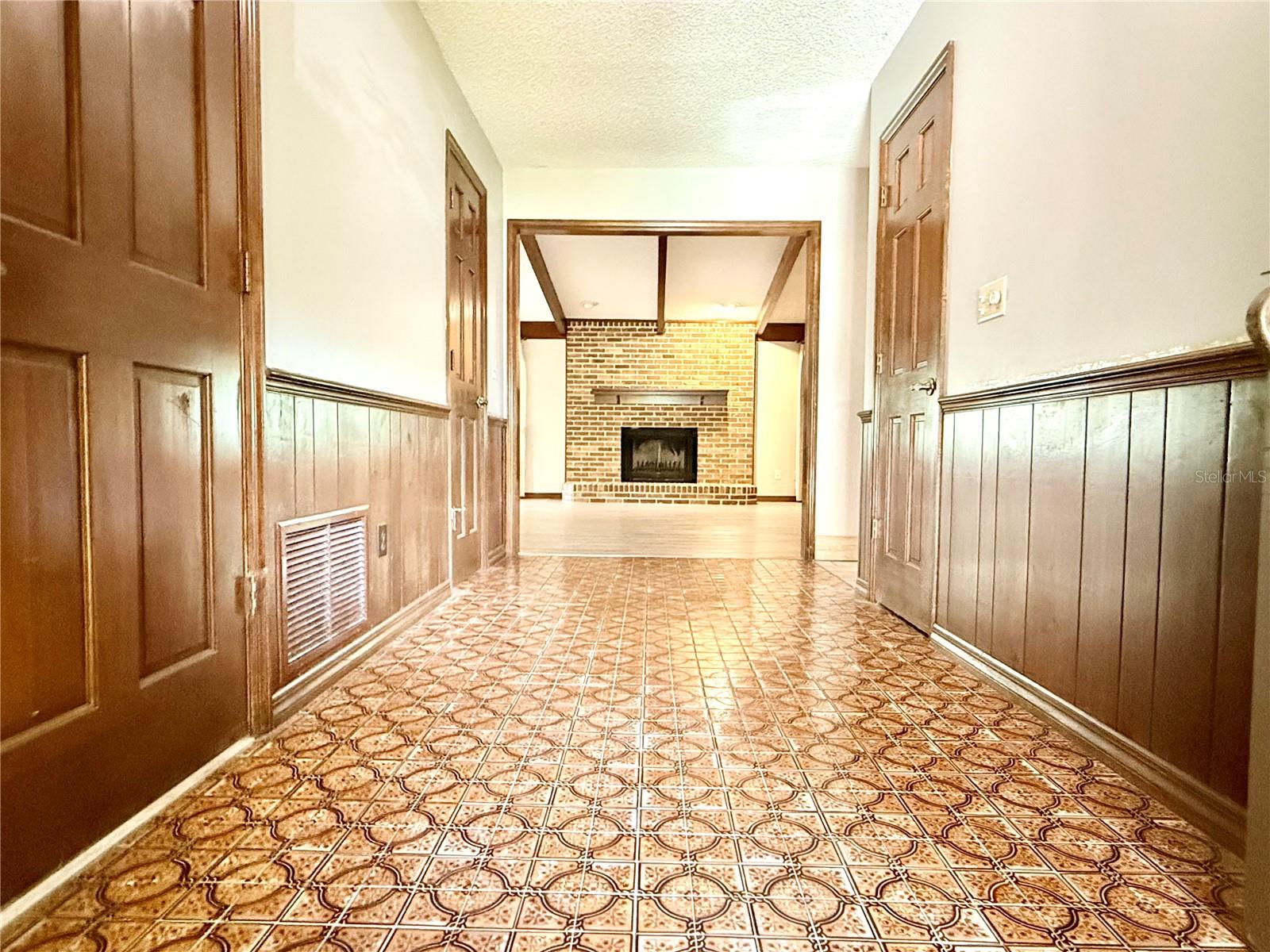 COUNTRY CLUB ESTATES - Residential Lease