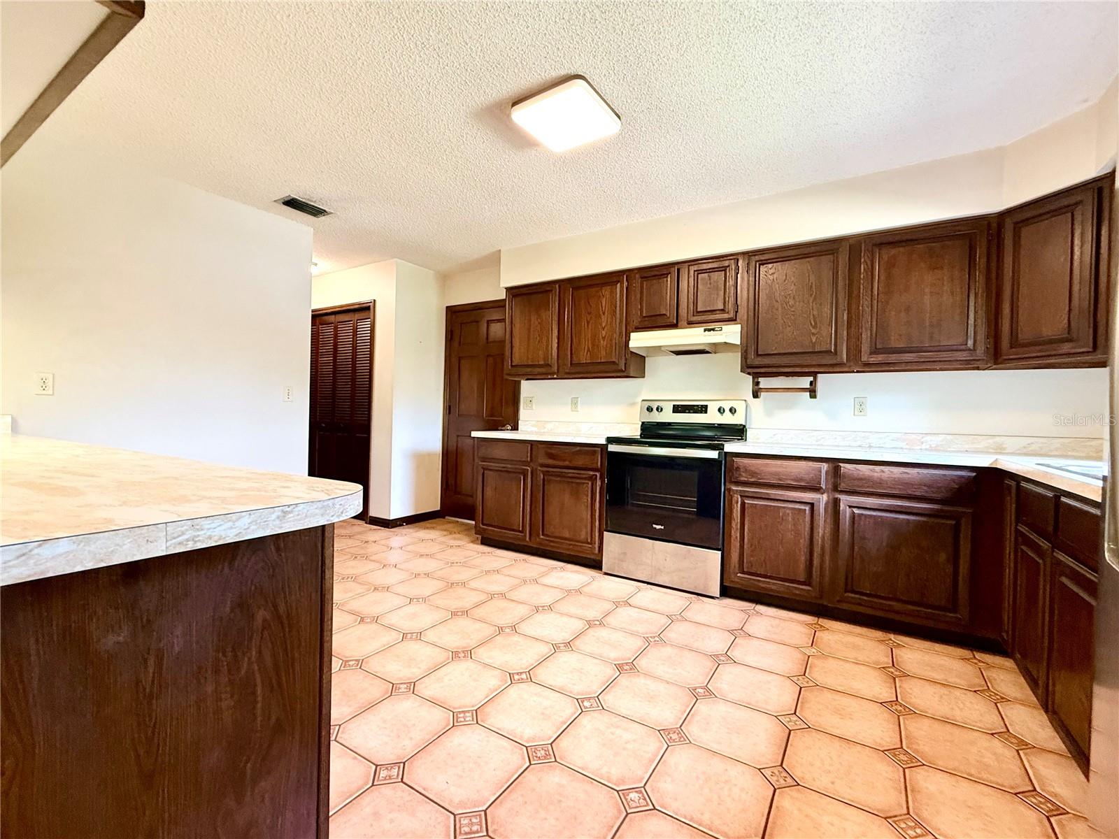 COUNTRY CLUB ESTATES - Residential Lease