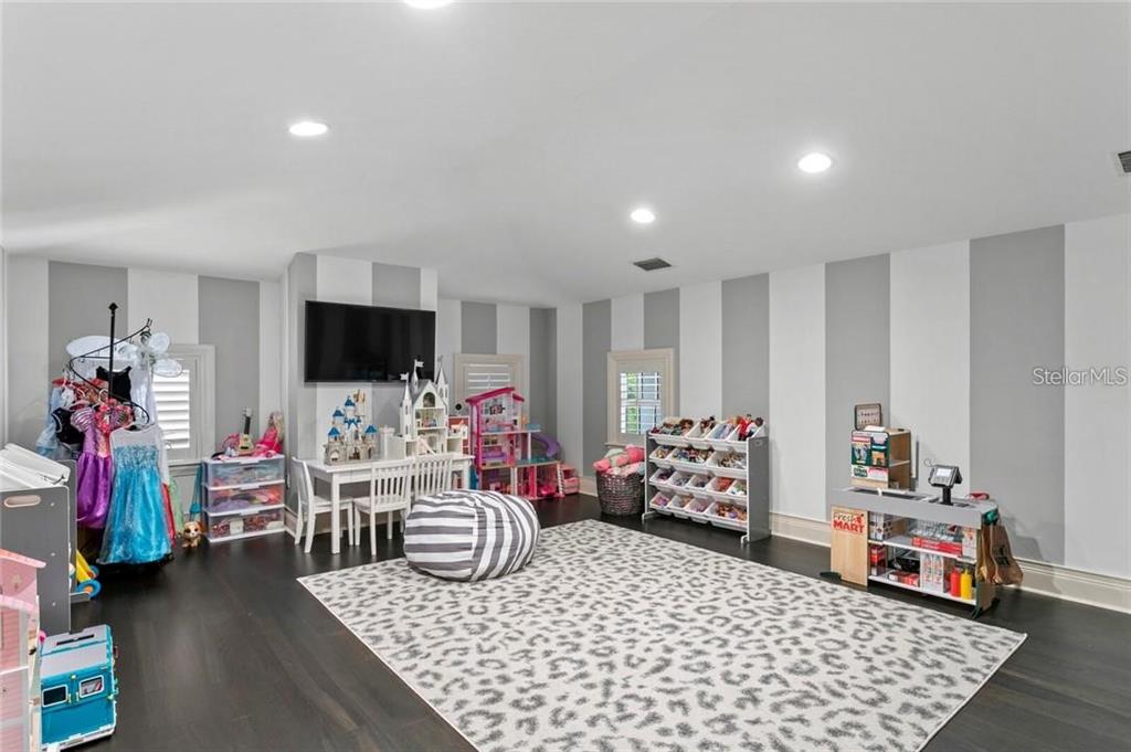 TAMPA PALMS - Residential