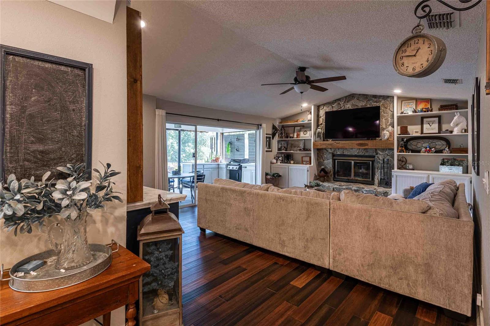 CASTLE WOODS - Residential