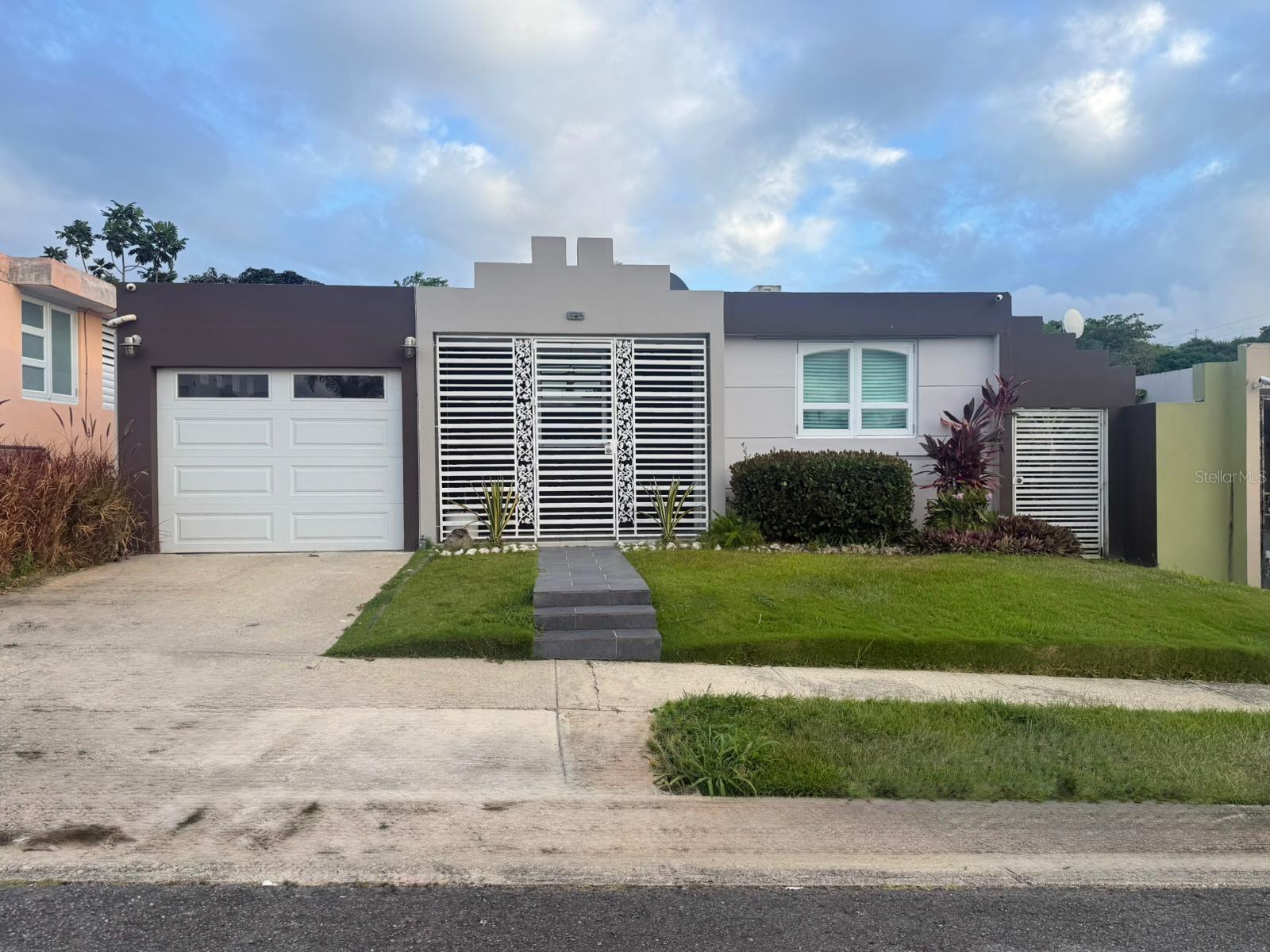 Enjoy comfort and tranquility in this beautiful single-level home, located just 5 minutes from AMGEN. It features 3 spacious bedrooms and 2 full bathrooms, perfect for your family. The property is fully furnished and equipped, ready for you to move in without worries. It has air conditioning in both the living room and the master bedroom.
Additionally, it includes a carport and a comfortable patio with fruit trees, ideal for outdoor enjoyment. It also has a cistern to ensure a reliable water supply.
Good credit & proof of income required.