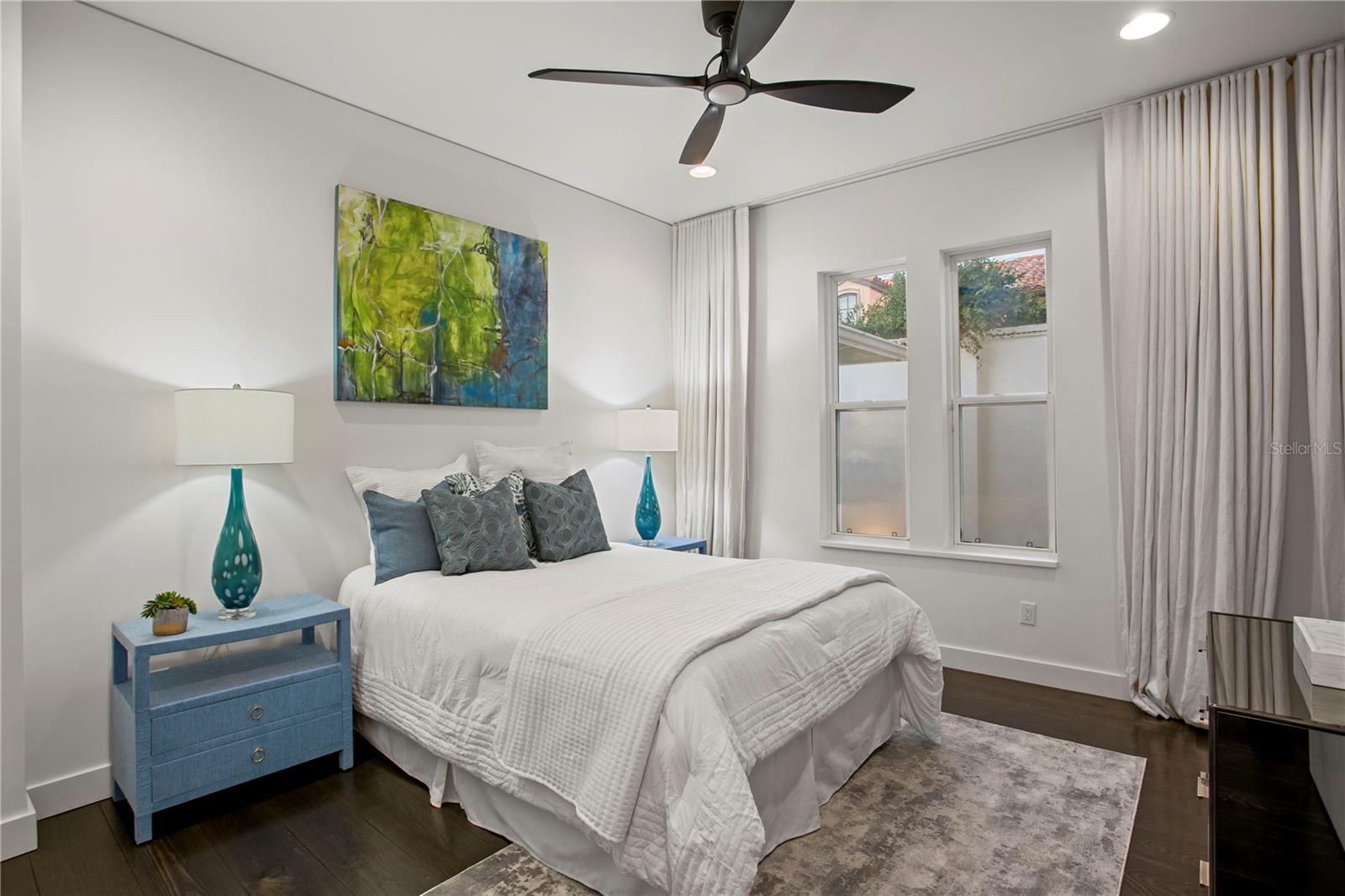 ST TROPEZ AT HARBOR ISLAND PHA - Residential