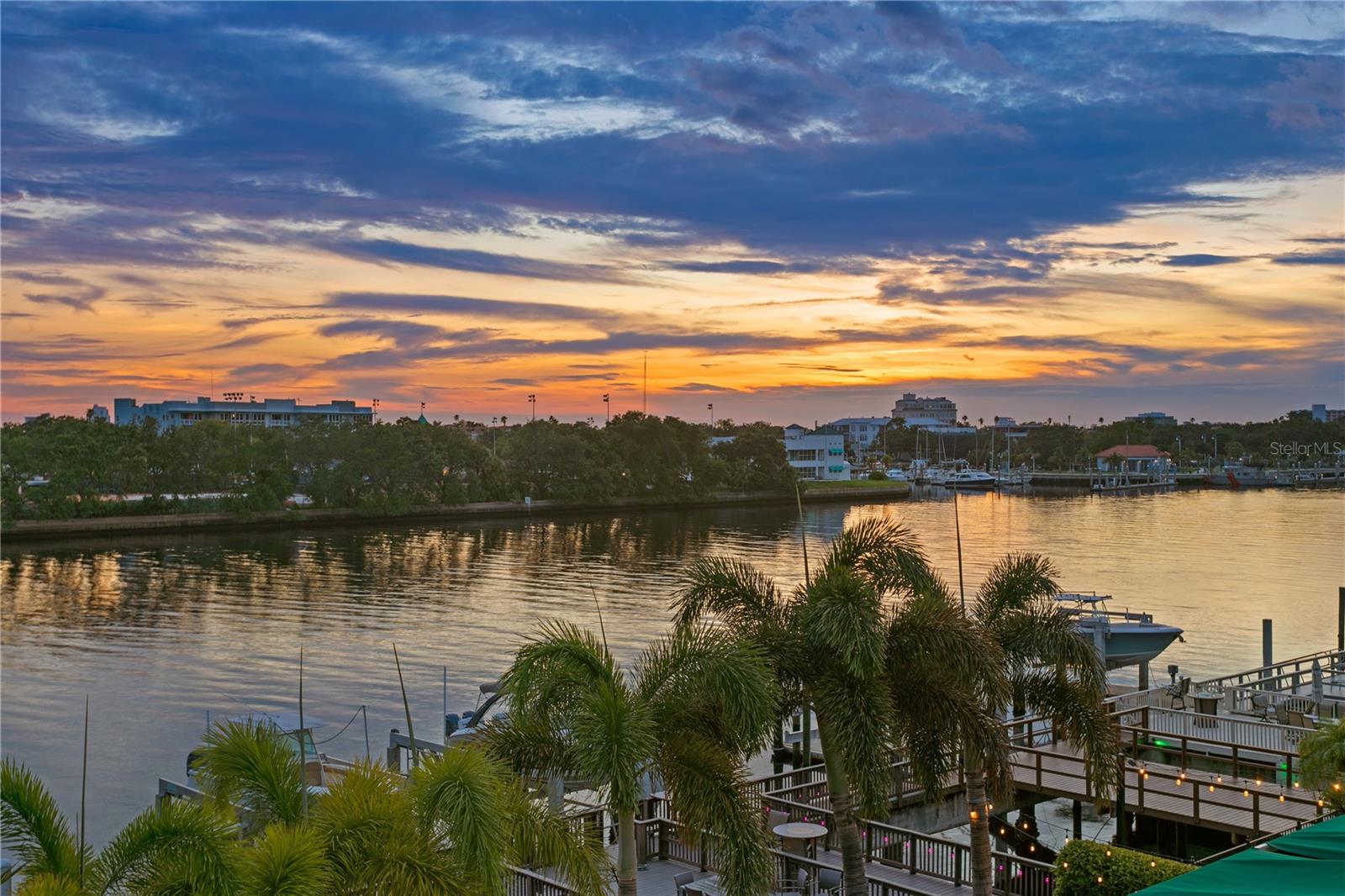 ST TROPEZ AT HARBOR ISLAND PHA - Residential