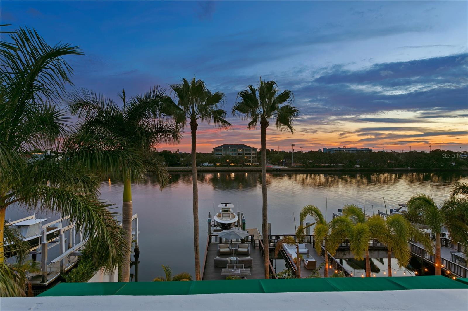 ST TROPEZ AT HARBOR ISLAND PHA - Residential