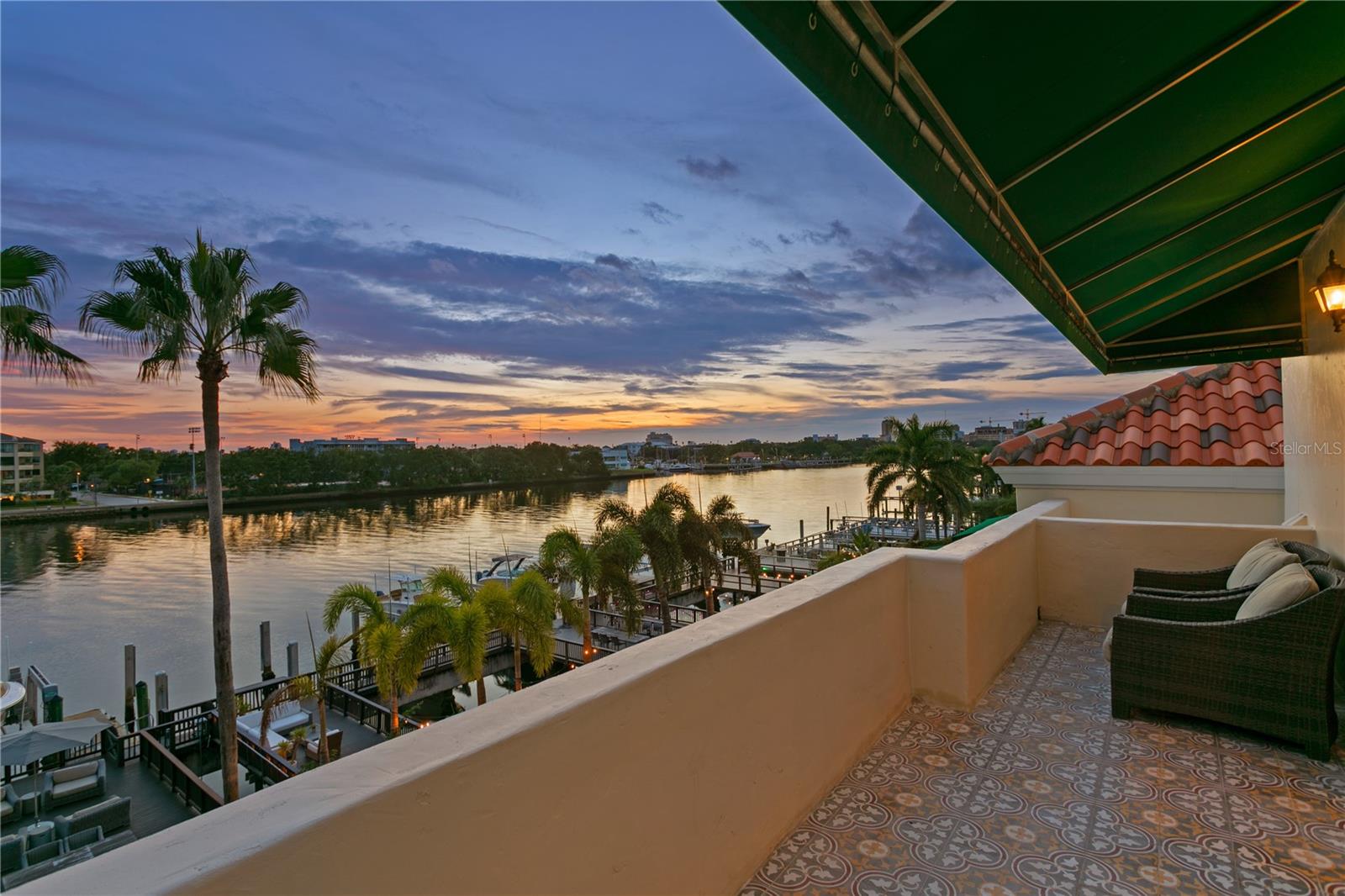 ST TROPEZ AT HARBOR ISLAND PHA - Residential