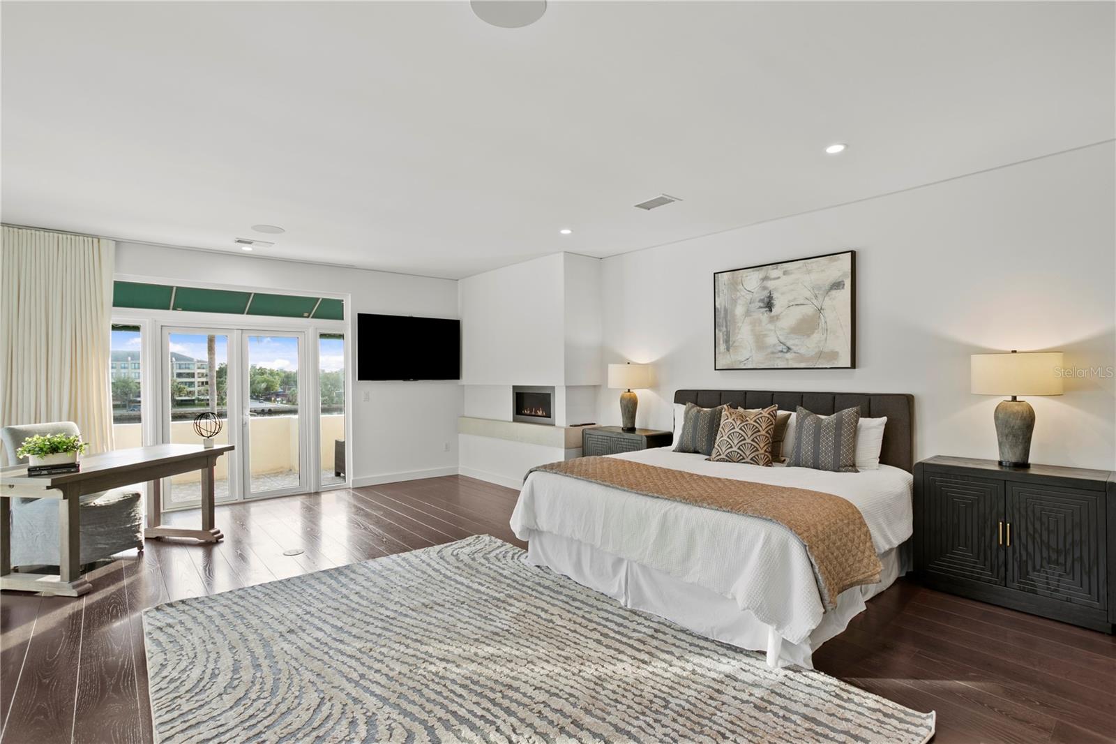 ST TROPEZ AT HARBOR ISLAND PHA - Residential