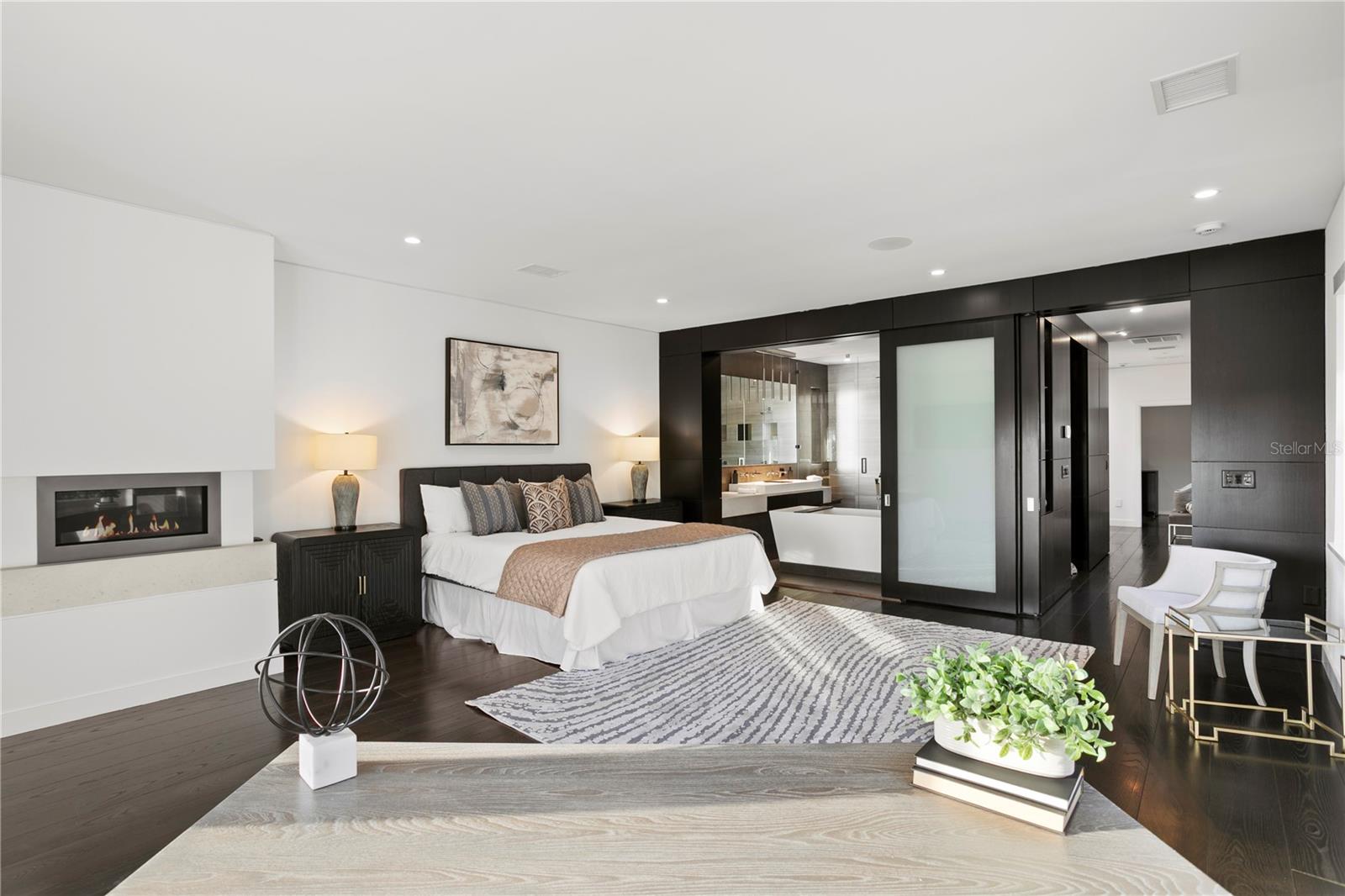 ST TROPEZ AT HARBOR ISLAND PHA - Residential