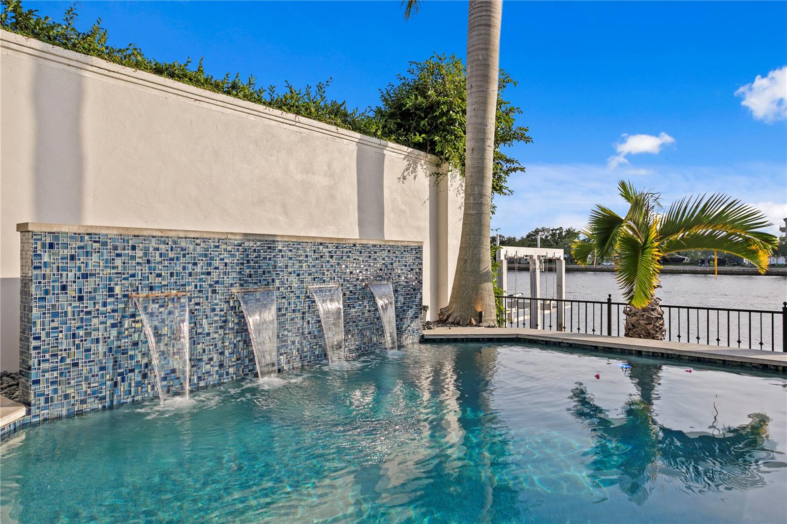 ST TROPEZ AT HARBOR ISLAND PHA - Residential