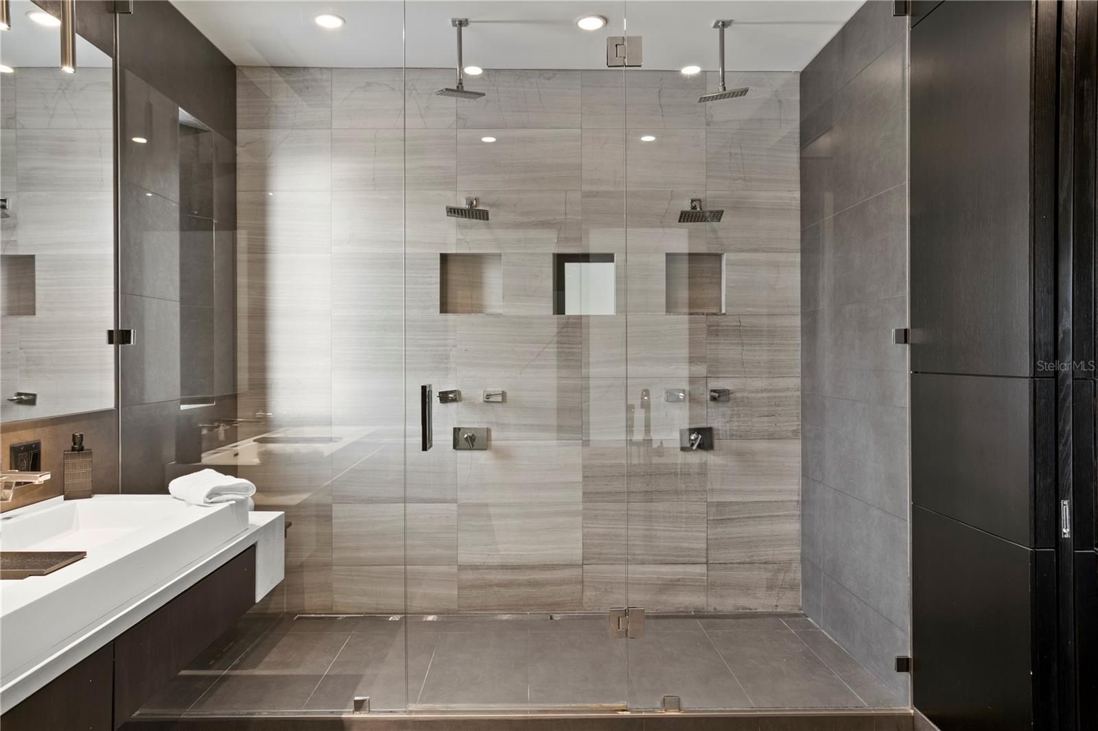 ST TROPEZ AT HARBOR ISLAND PHA - Residential