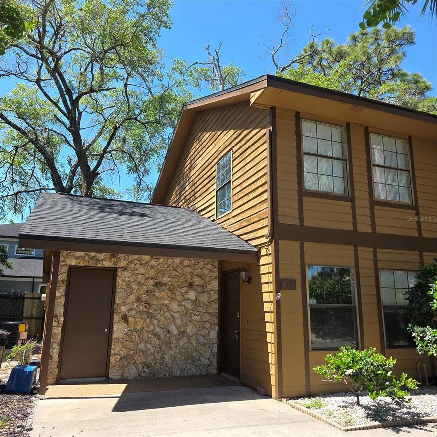 1/2 Duplex.
Master bedroom downstairs, open bedroom upstairs.
Near to shopping malls.