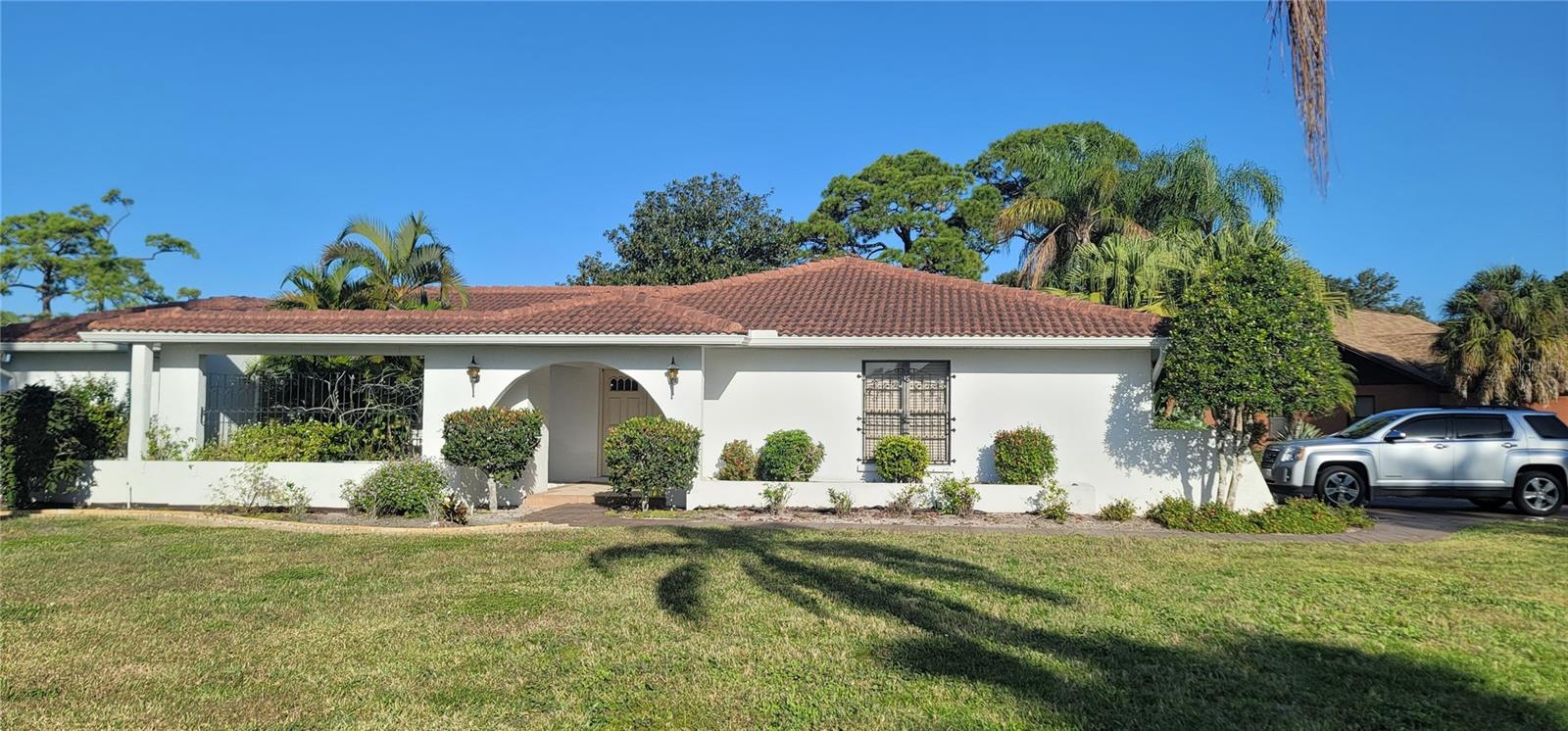 The wonderful upgraded single house has 3 bedrooms and 2 1/2 bathrooms in a very good location, adjacency the IMG Academy Golf Course. The house just renewed to cover the waterproof laminated, covered all of inside house. The kitchen was also renovated to have a new refrigerator, sink, dish washer, range, and stainless steel range hood with a mesh filter. The back yard is situated between the 13th green and 14th tee off IMG golf course. This corner lot house is approximately a half acre lot, also close to "Bradenton Tennis Center", plus the house also has a swimming pool, very good facility for the student family who have one or two kids study in the IMG. This unit is a furnished house, you should not miss it