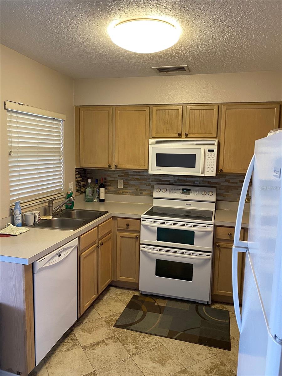 THE TWNHMS AT KENSINGTON PH - Residential Lease