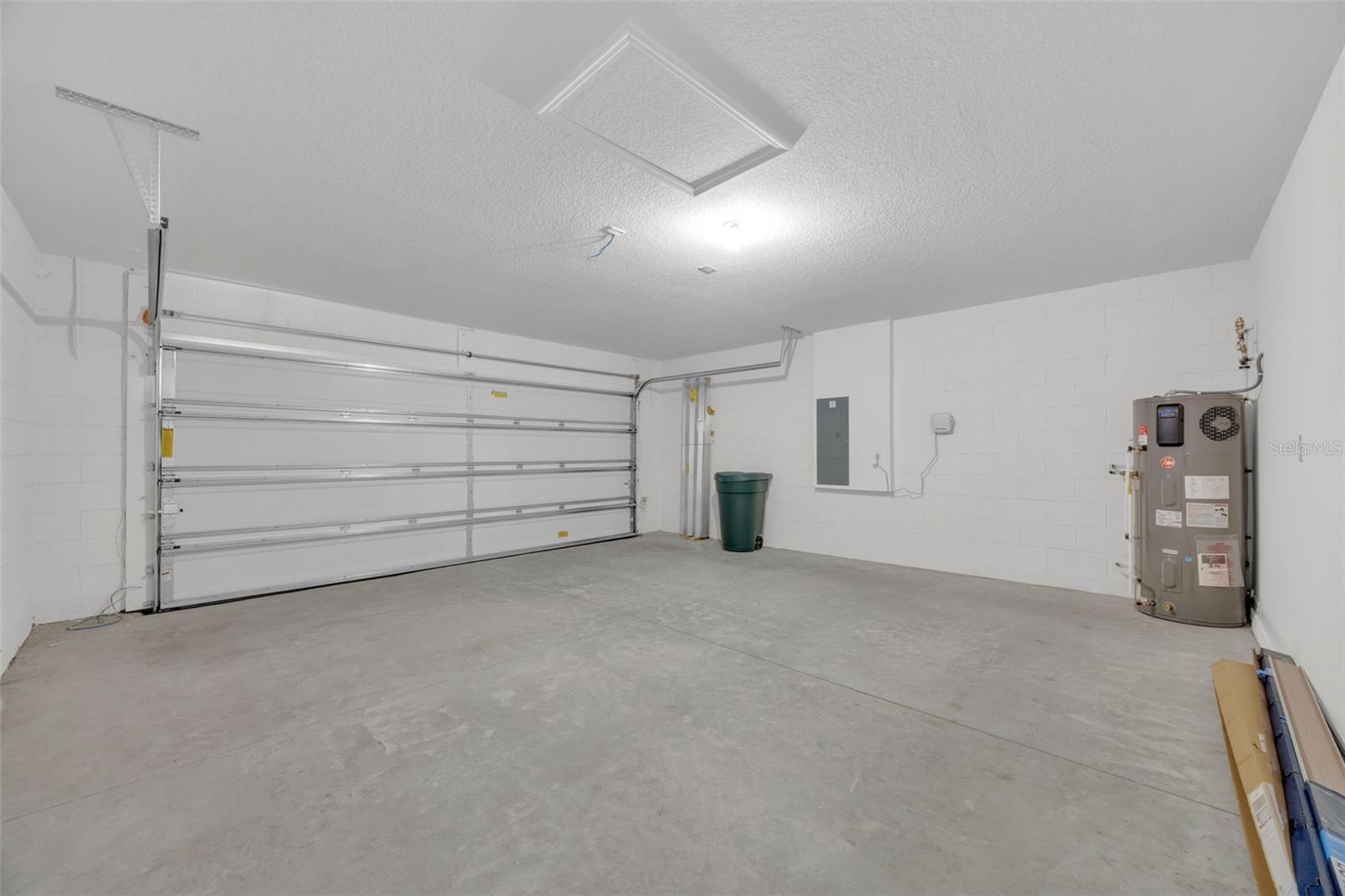 SAWGRASS LAKES PH I-III - Residential Lease