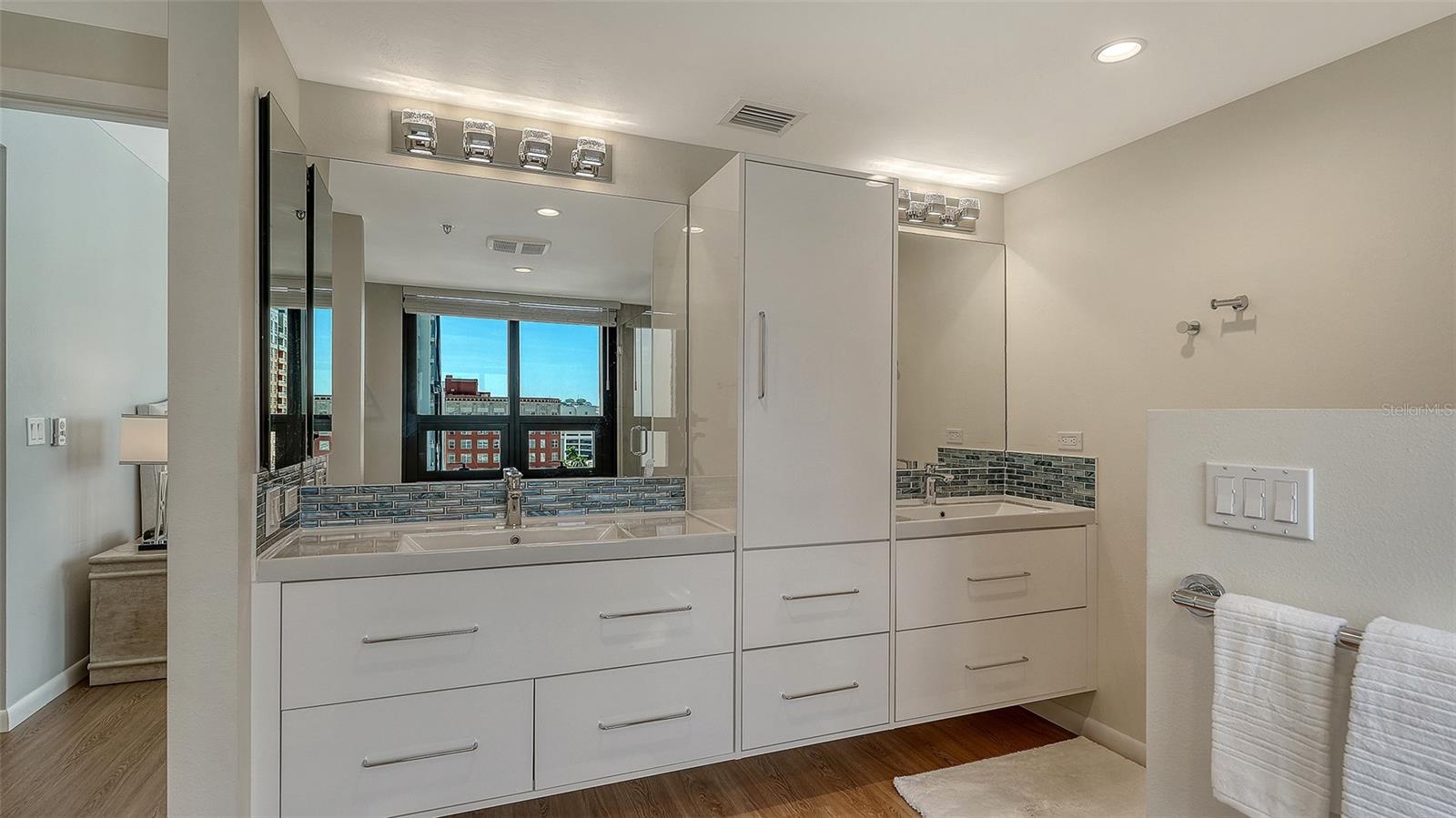 BAY PLAZA - Residential