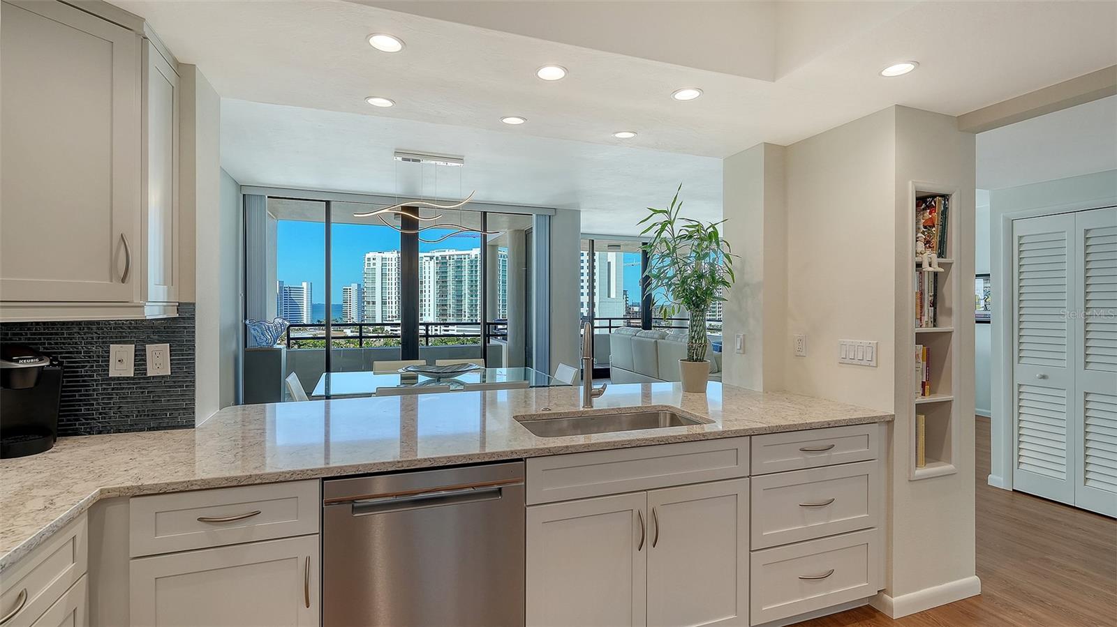 BAY PLAZA - Residential