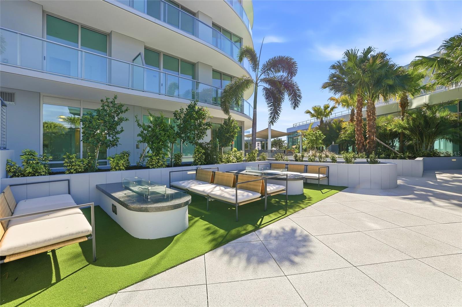 400 CENTRAL - Residential Lease