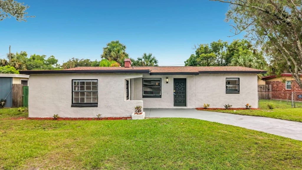 Photo of 113 Bob Thomas Circle, Sanford, FL 32771 (MLS # V4951104)