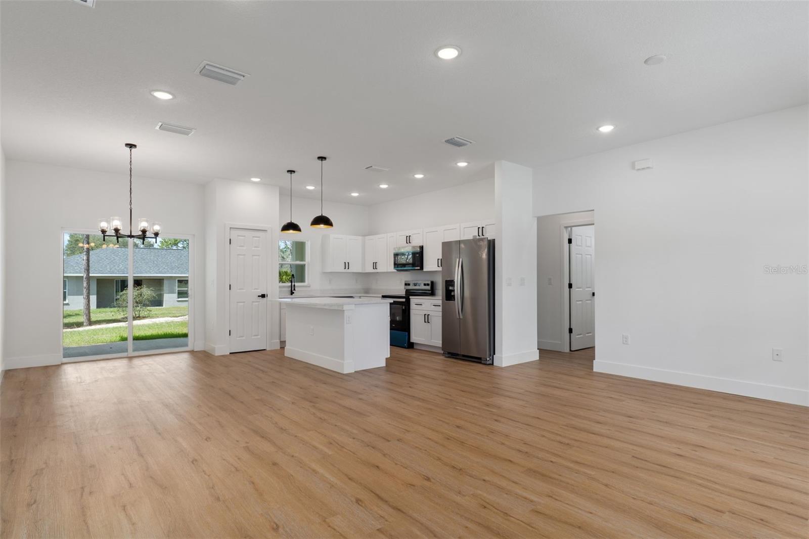 1813 W HIALEAH DRIVE