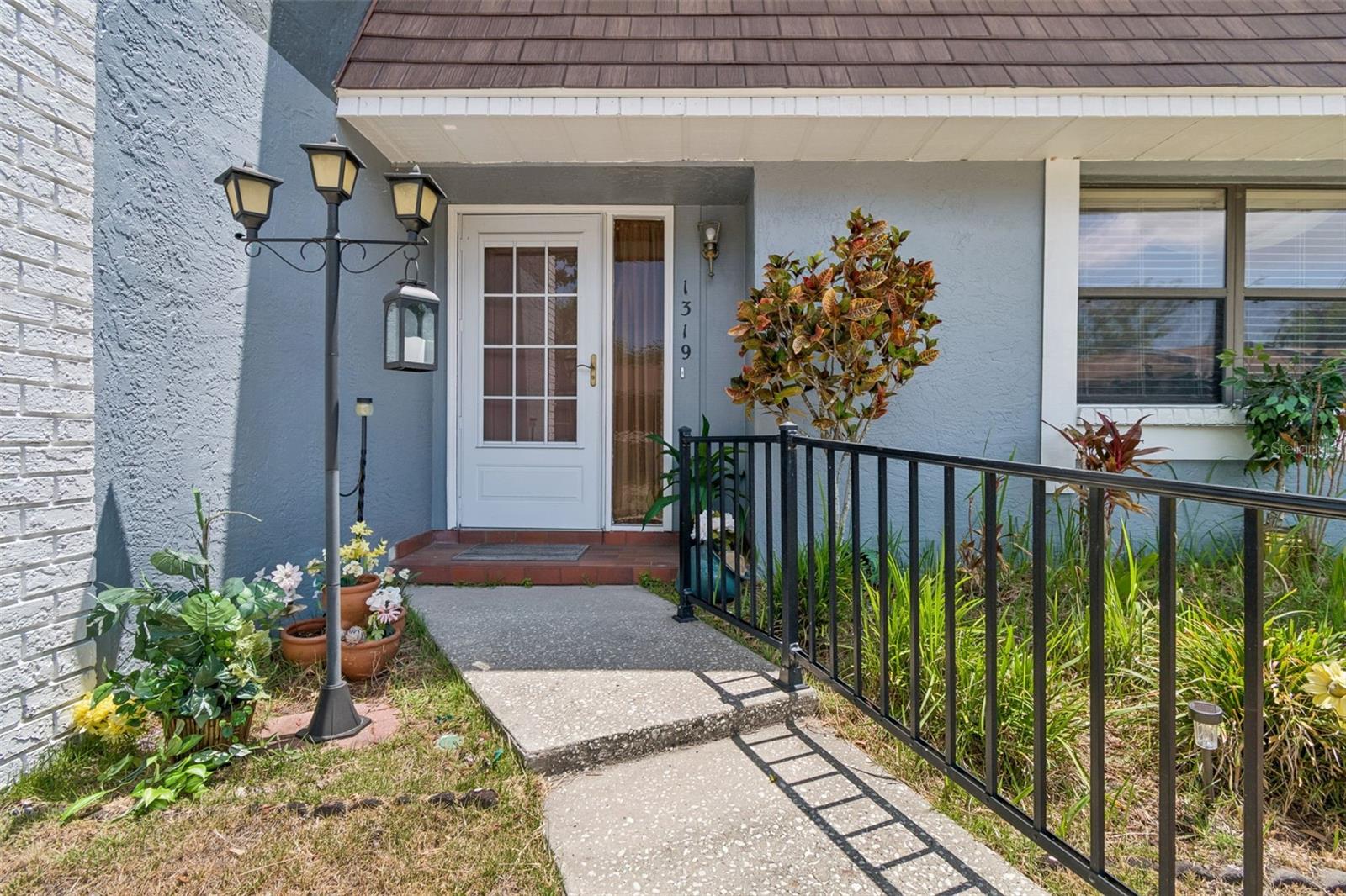 1319 ABBEY CRESCENT LANE