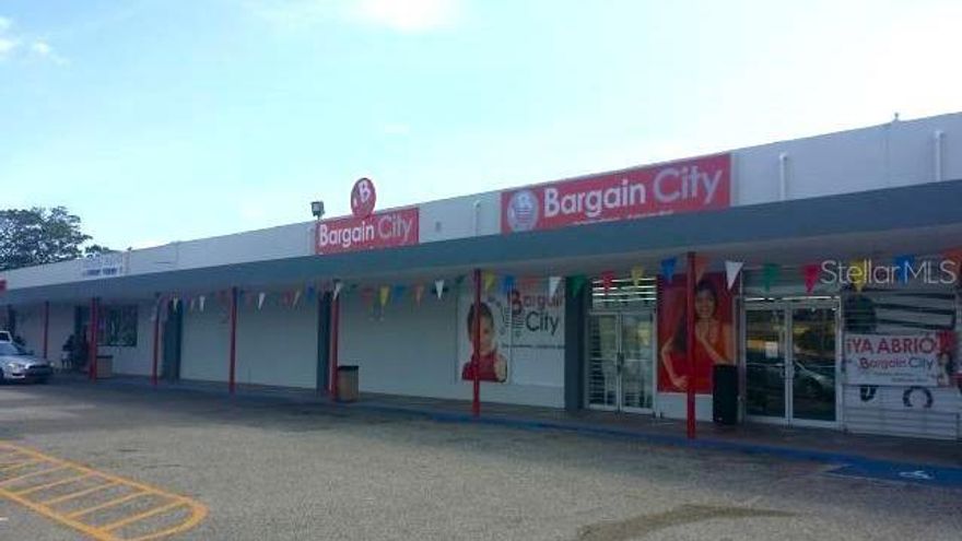Neighborhood shopping center in Glenview, Ponce near the Walmart Supercenter and Colegio PonceÃ±o. Available space of 3683sf for $12/sf/yr, net. Suitable for retail and office use.