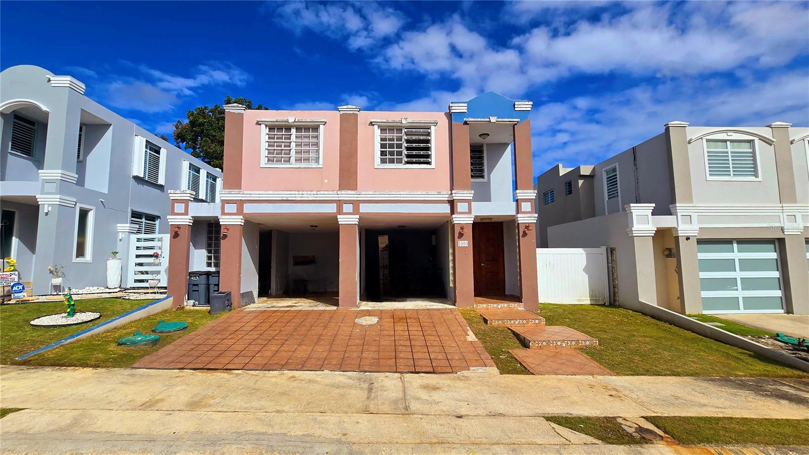 URB. PLAZA DE LA FUENTE - Residential