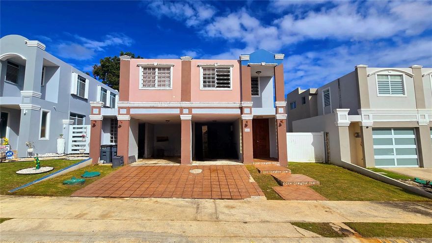 Plaza de la Fuente Urbanization | Controlled Access | Excellent Location
Looking for space, location, and the potential to personalize your home to your liking?

This property has EVERYTHING to become the home you've always dreamed of.
Strategically located in Toa Alta, PR. Close to banks, pharmacies, highways, and with quick access to the metropolitan area.
Features that make the difference:

4 spacious bedrooms
3 full bathrooms + 1 half bathroom
2 bedrooms with ensuite bathrooms
Living room, dining room, and kitchen with excellent layout
Carport for 2 vehicles
Concrete terrace ideal for entertaining
Large backyard with potential for a pool and future amenities
Property details: • 2,542 square feet of construction
Lot size: 411 square meters
Year built: 2000
Requires cosmetic improvements (perfect for customizing it to your style!)
Includes: 4 air conditioners
Water heater
Stove
Light fixtures
High-profile gated community with controlled access, ideal for families:

Community pool
Basketball and tennis courts
Play areas
Parks liabilities for family enjoyment