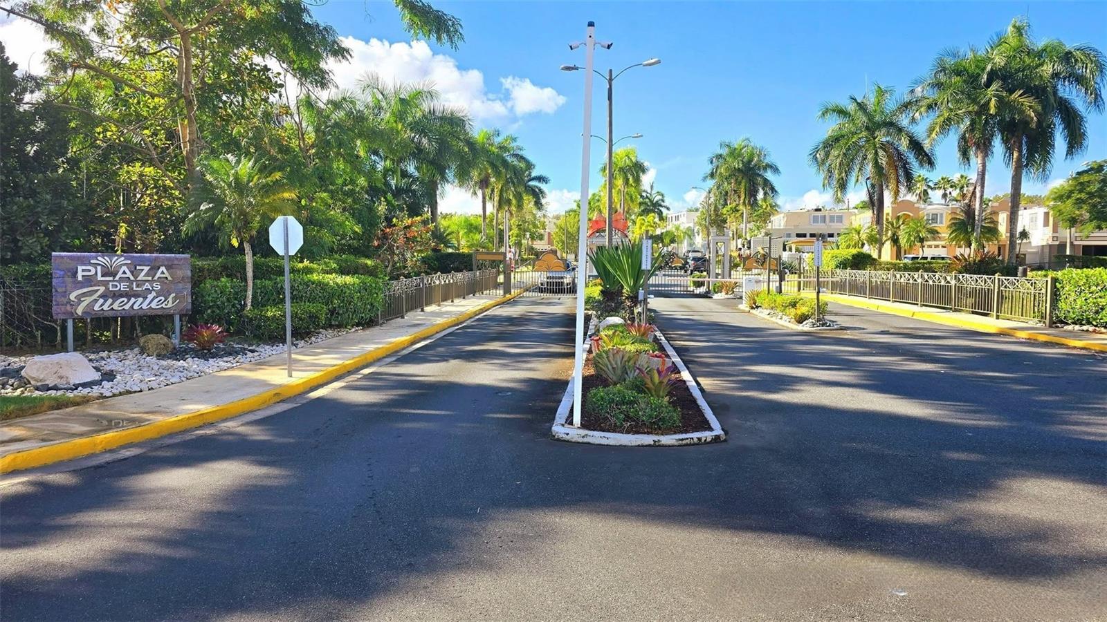URB. PLAZA DE LA FUENTE - Residential