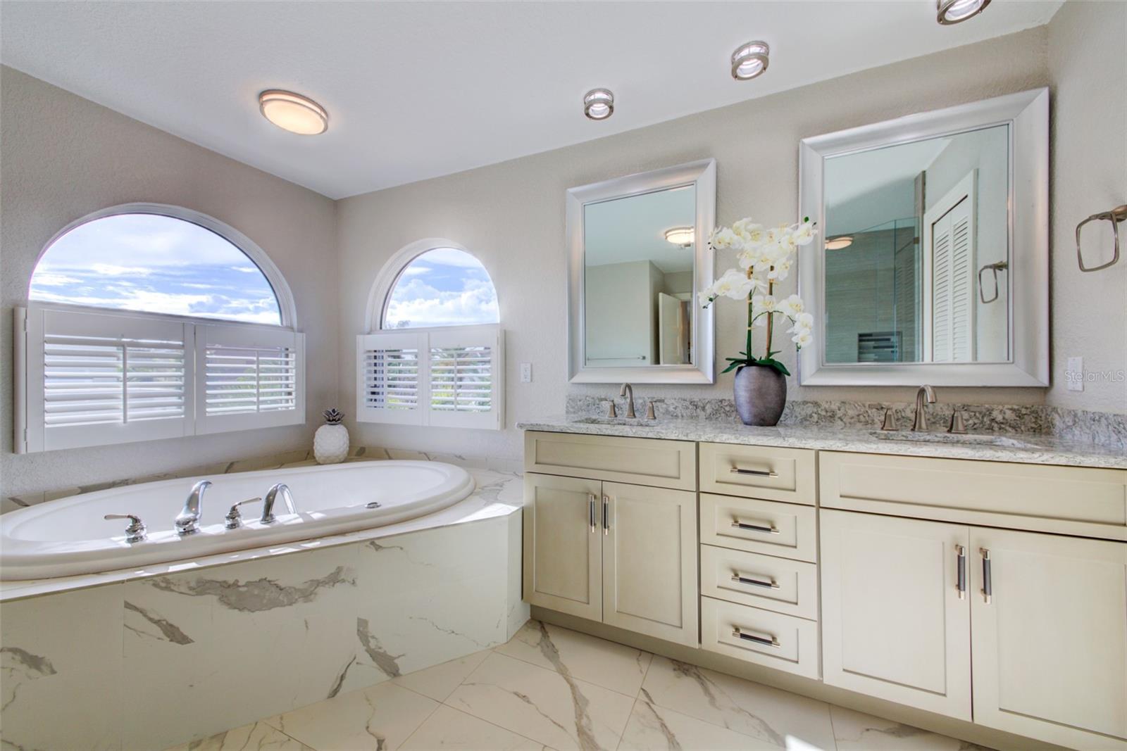 COUNTRY CLUB SHORES - Residential