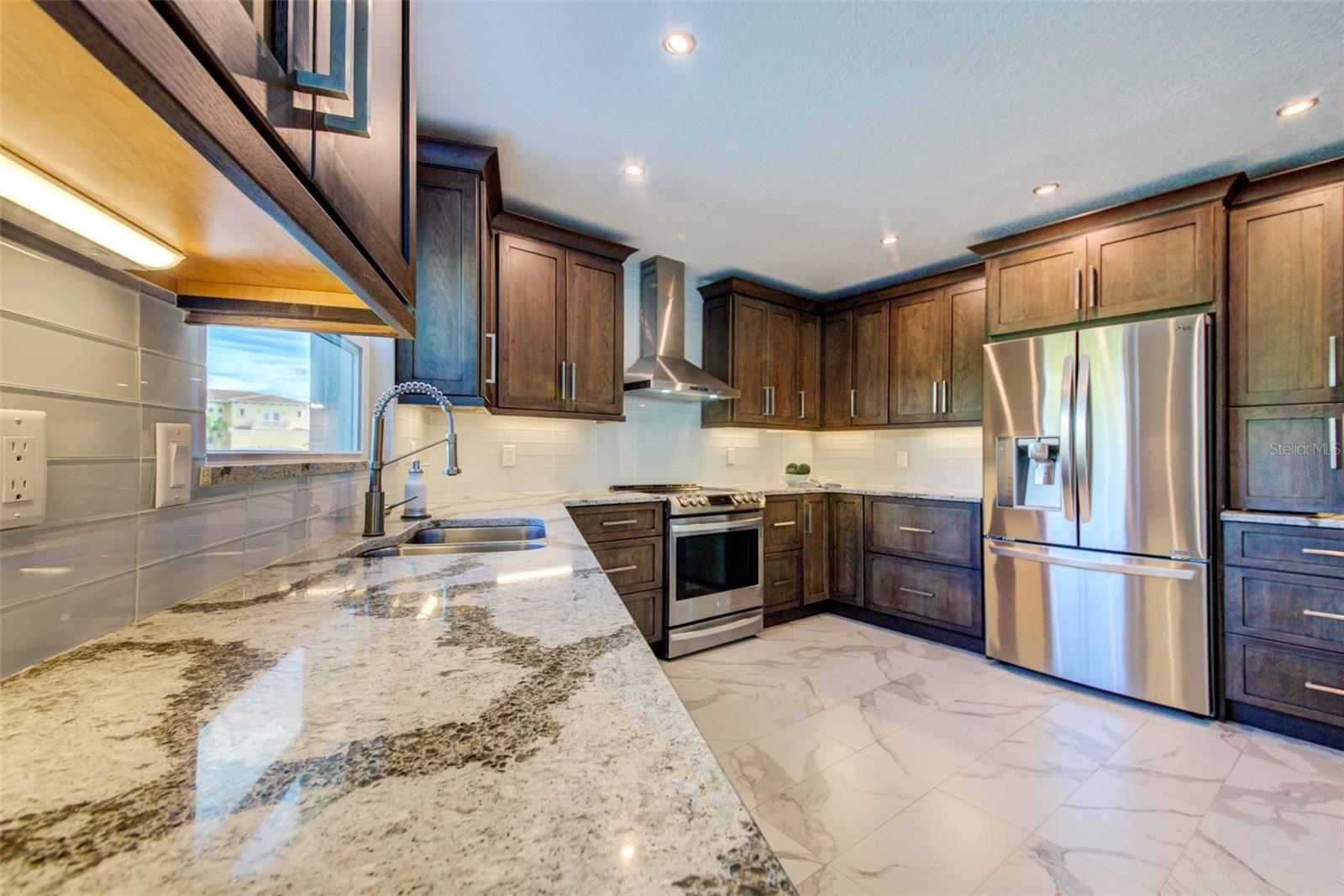 COUNTRY CLUB SHORES - Residential