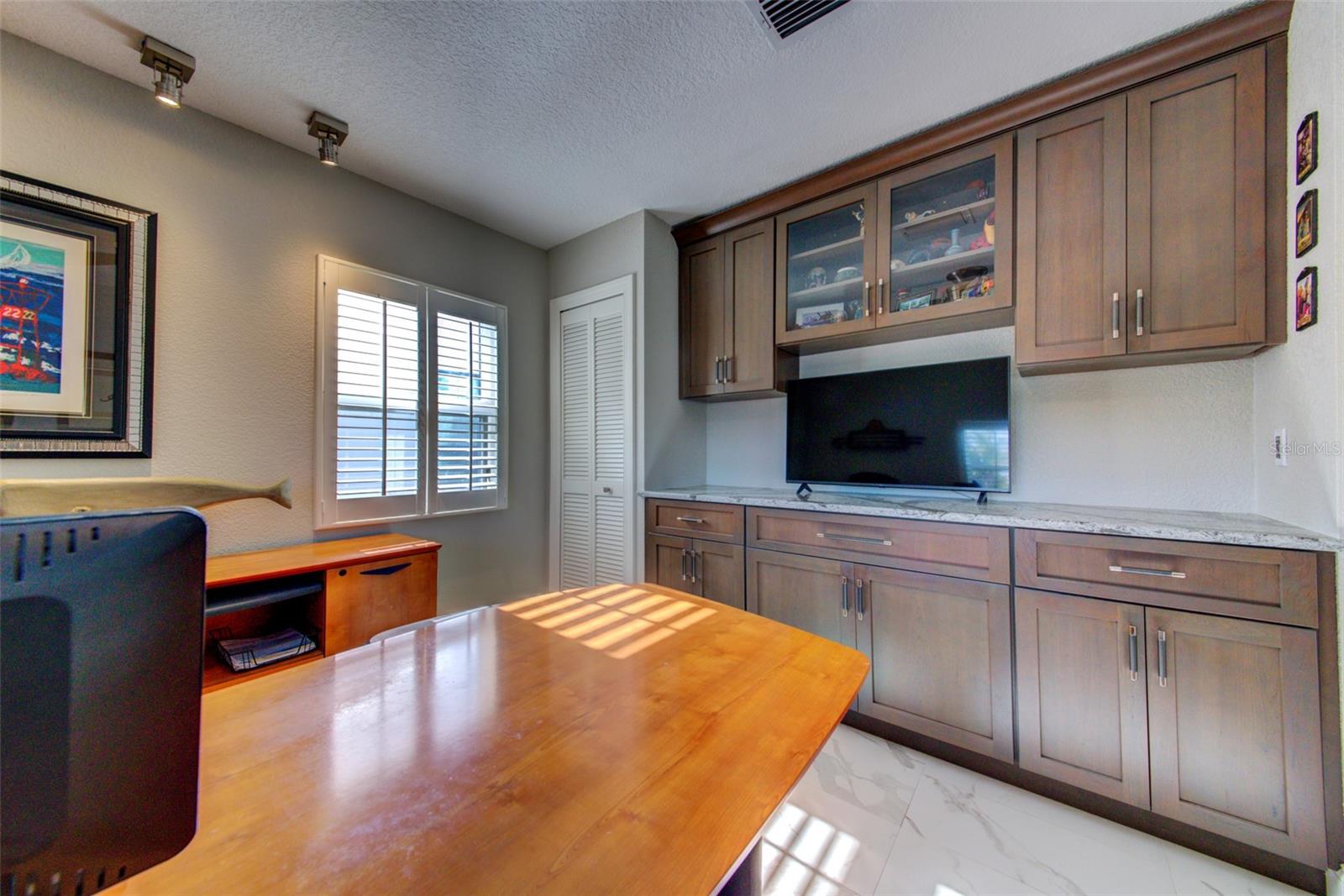 COUNTRY CLUB SHORES - Residential