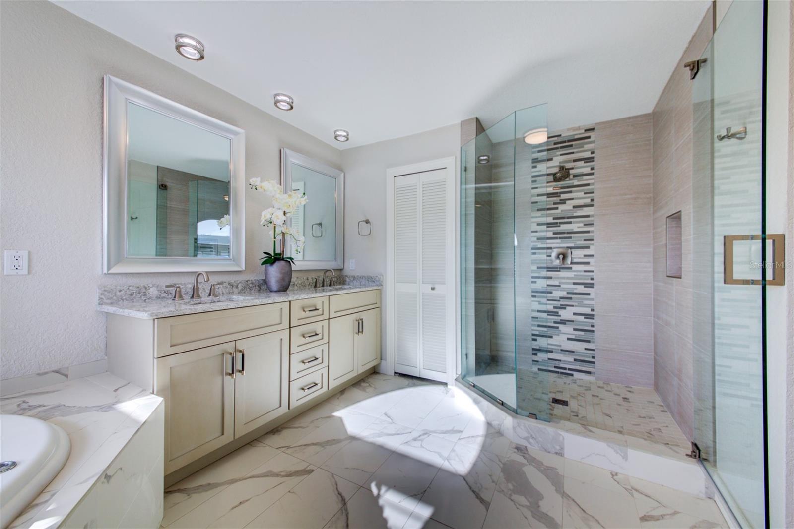 COUNTRY CLUB SHORES - Residential