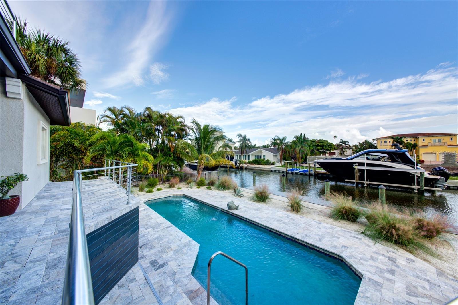 COUNTRY CLUB SHORES - Residential