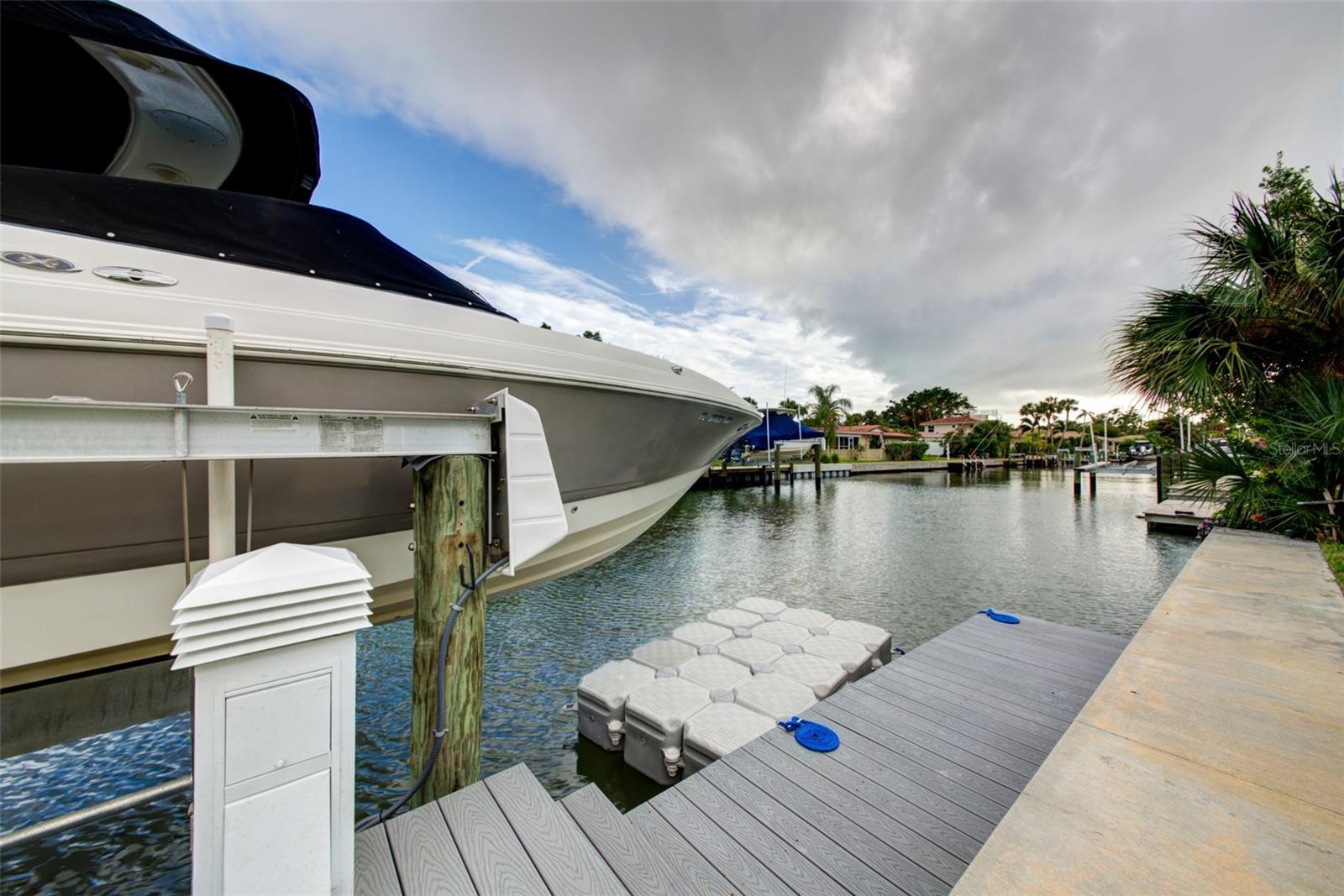 COUNTRY CLUB SHORES - Residential