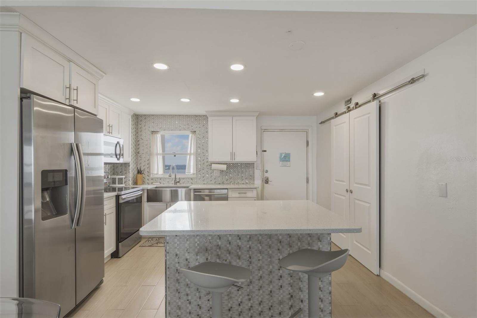 HARBOUR LIGHT TOWERS CONDO - Residential