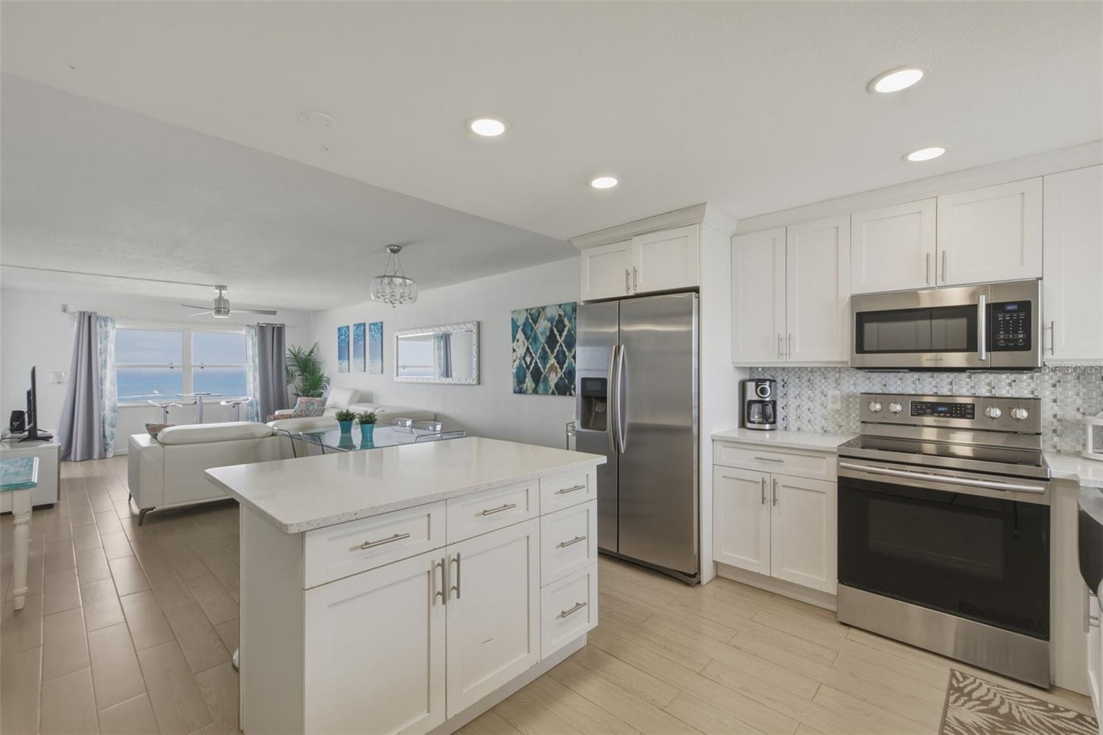 HARBOUR LIGHT TOWERS CONDO - Residential